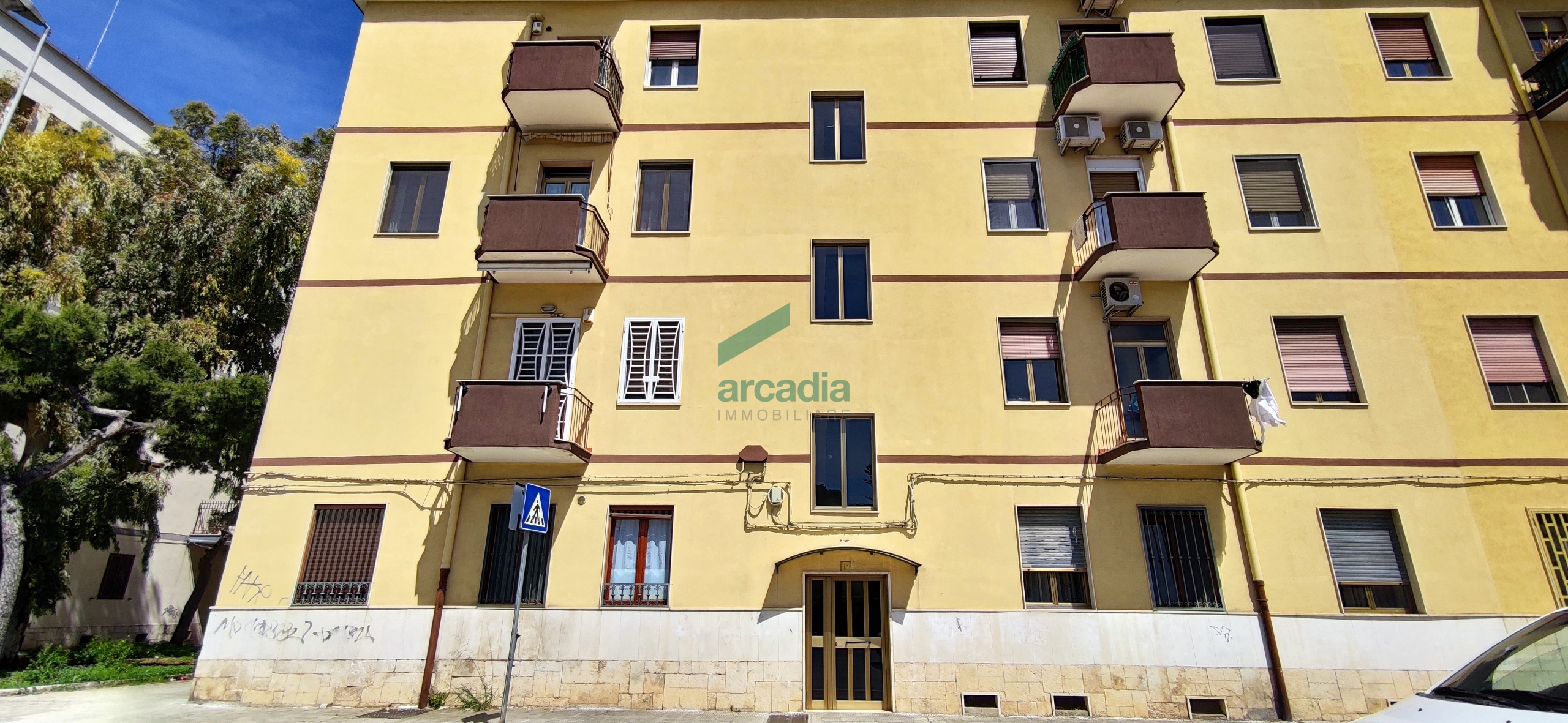 Trilocale ristrutturato in via peucetia 72, Bari