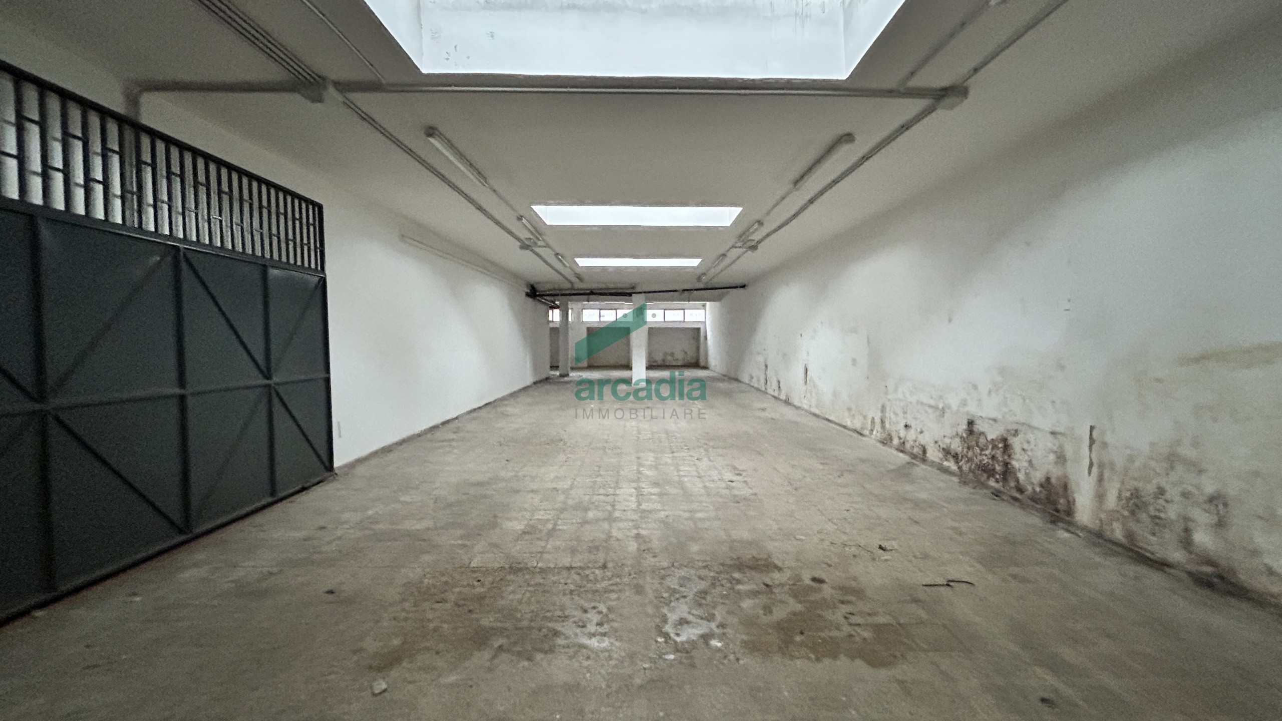 Box/Garage 300mq da ristrutturare in via monte san michele 104, Bari