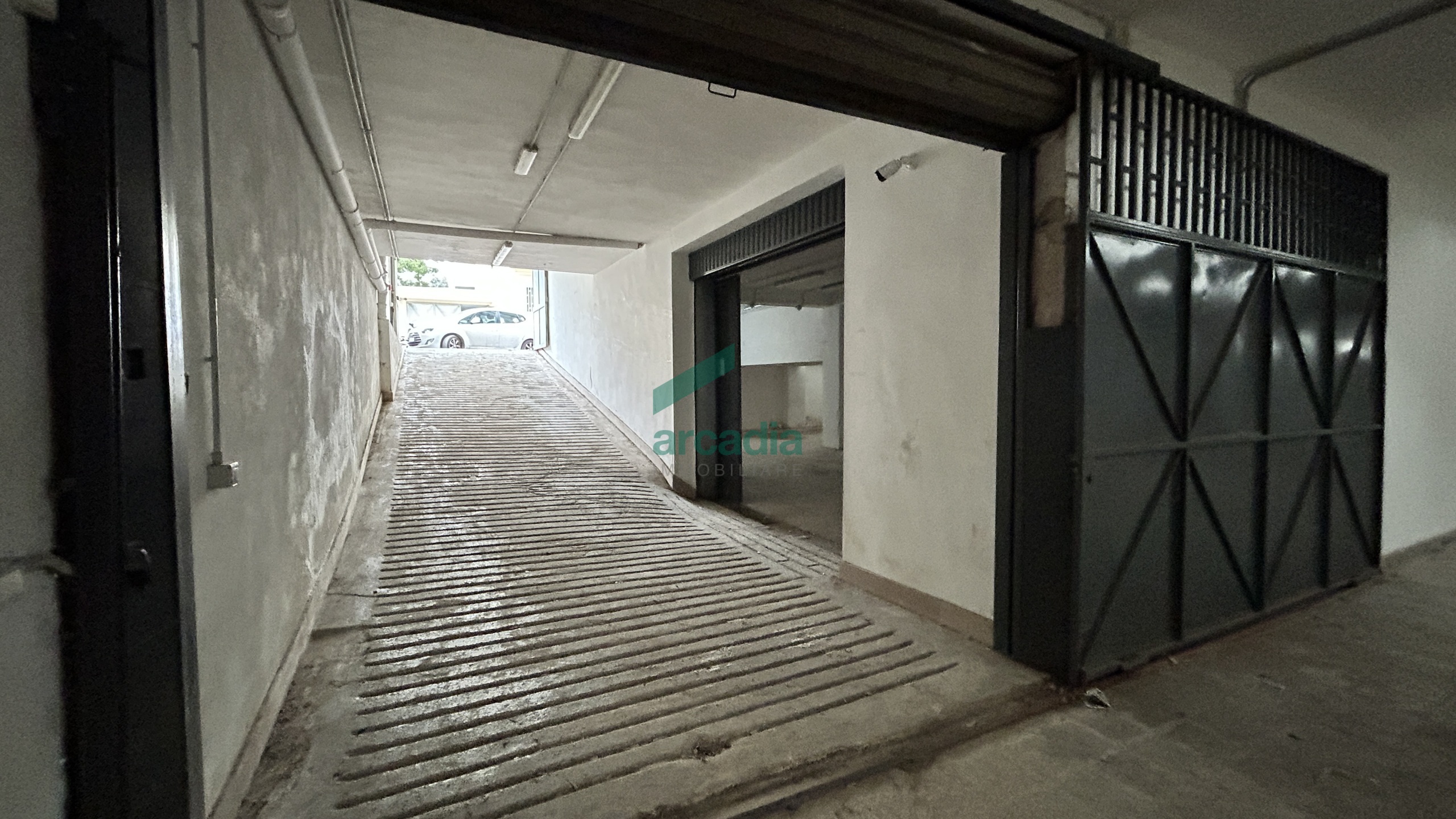 Box/Garage 380mq da ristrutturare in via monte san michele 104, Bari