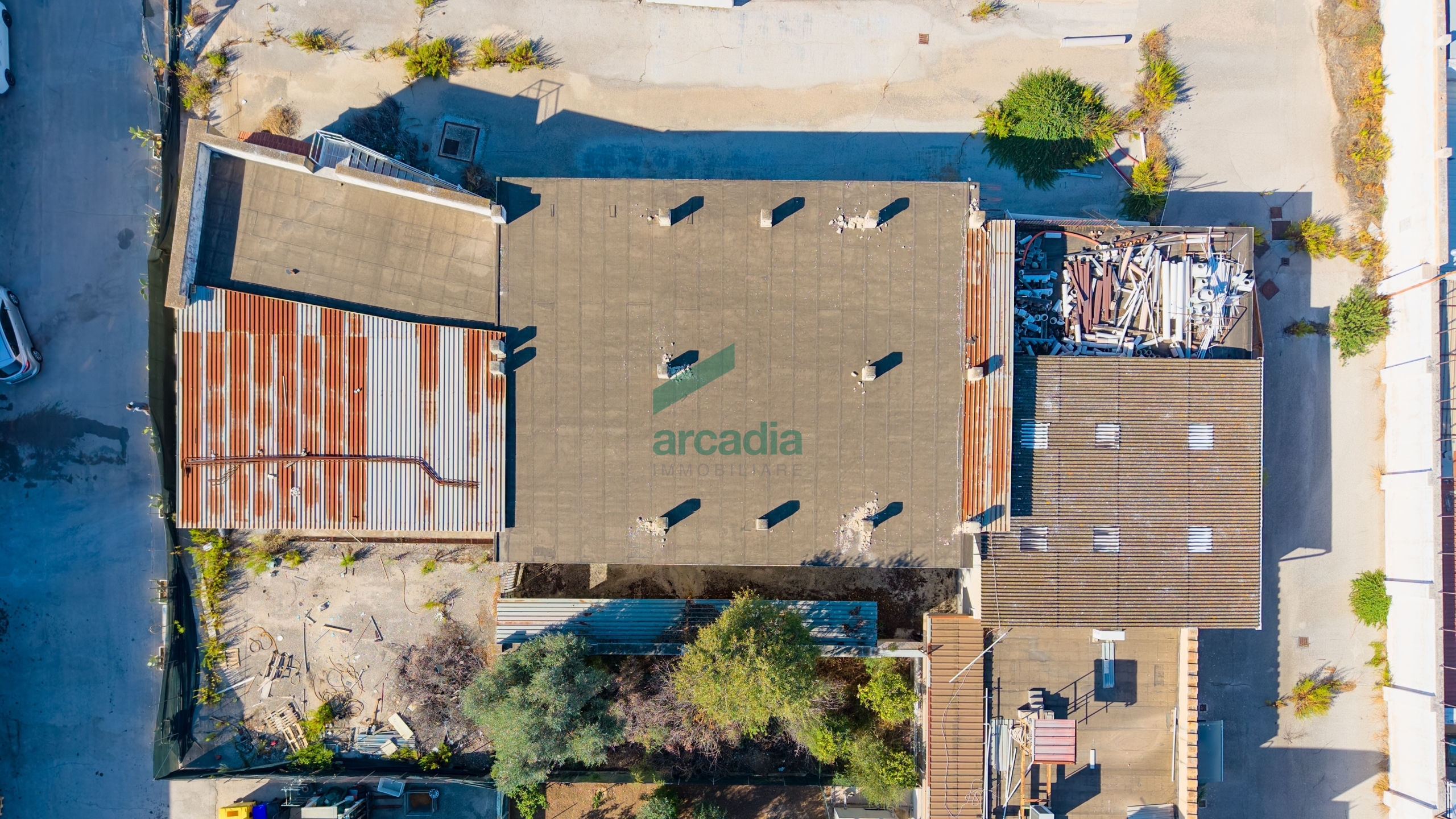 Ufficio da ristrutturare in strada privata deserto 38, Bari
