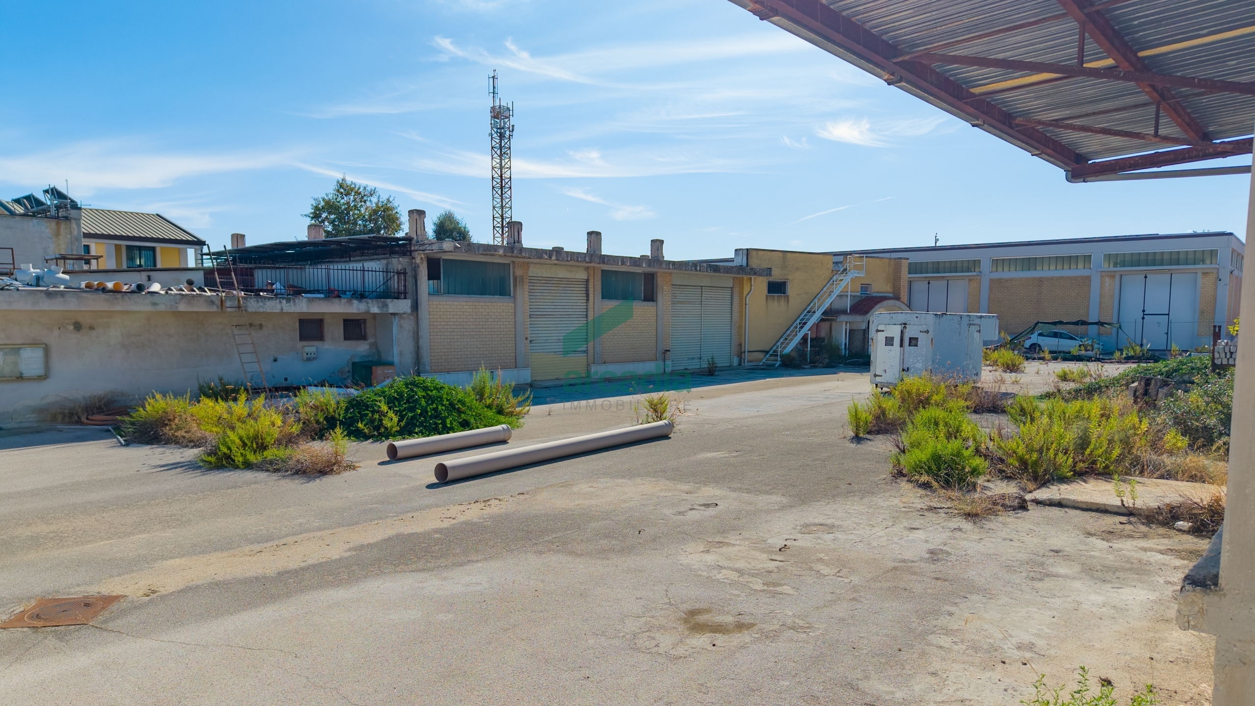 Ufficio da ristrutturare in strada privata deserto 38, Bari