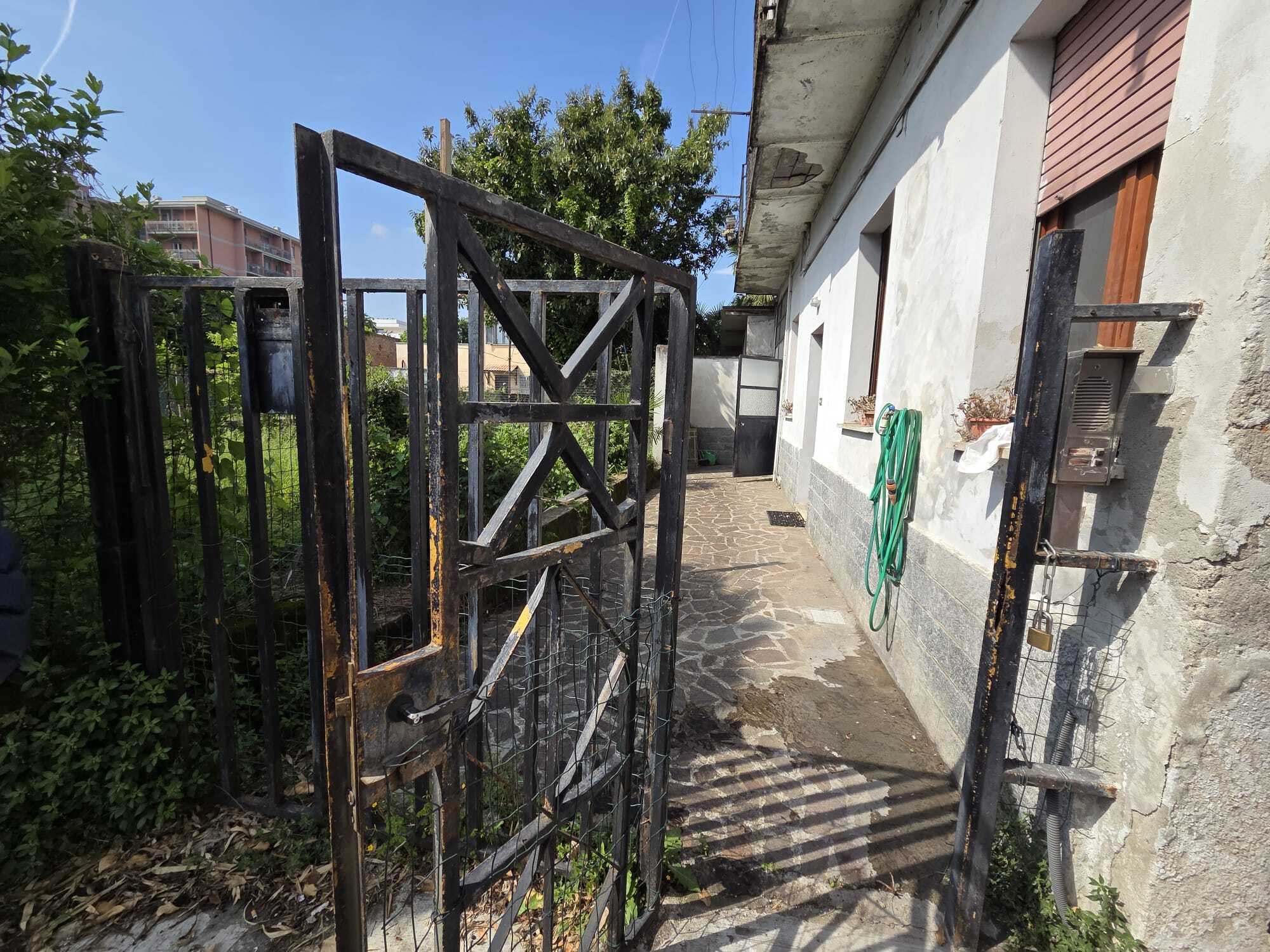 Casa indipendente da ristrutturare in via col di lana 24, Monza