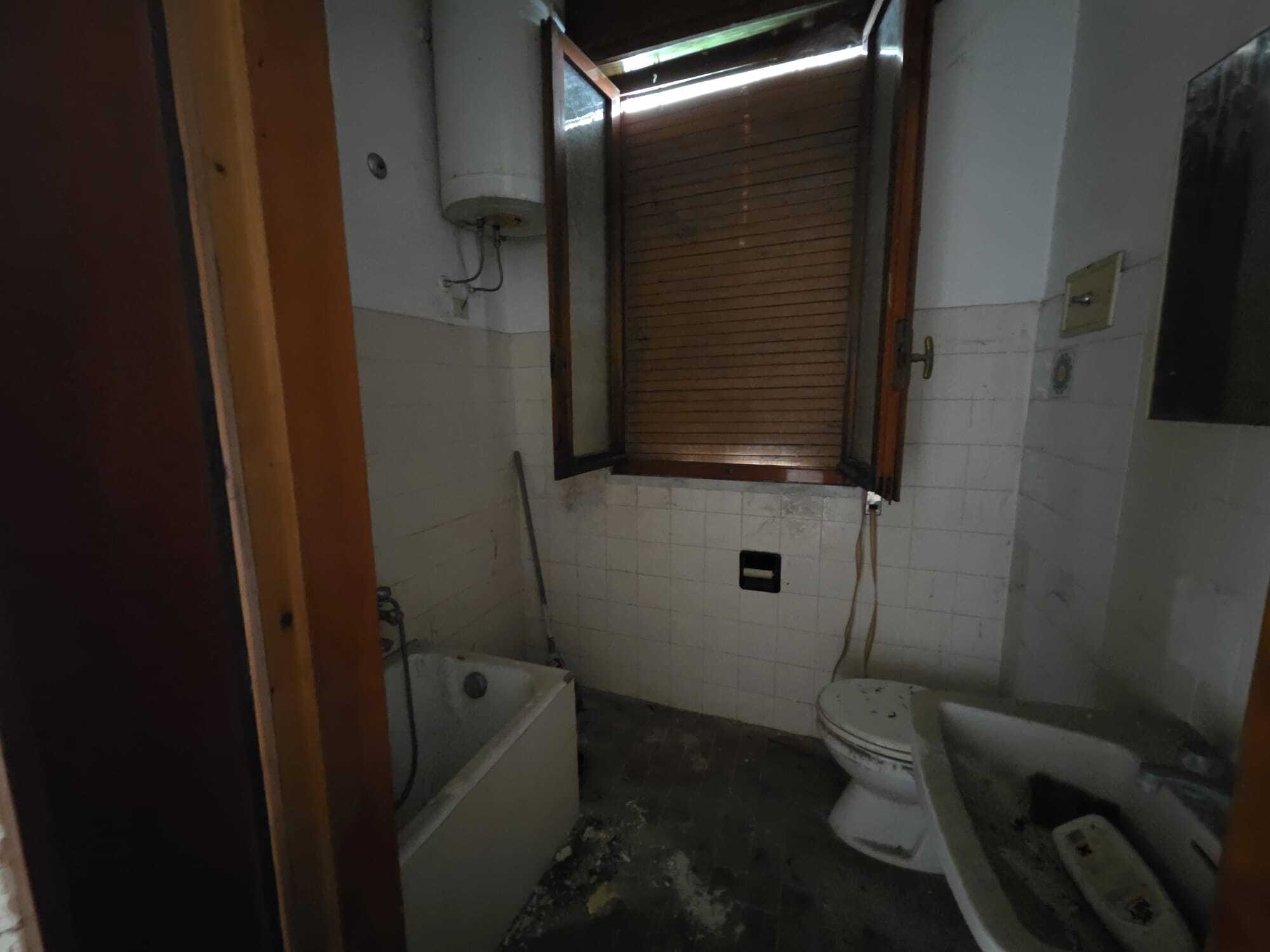 Casa indipendente da ristrutturare in via col di lana 24, Monza