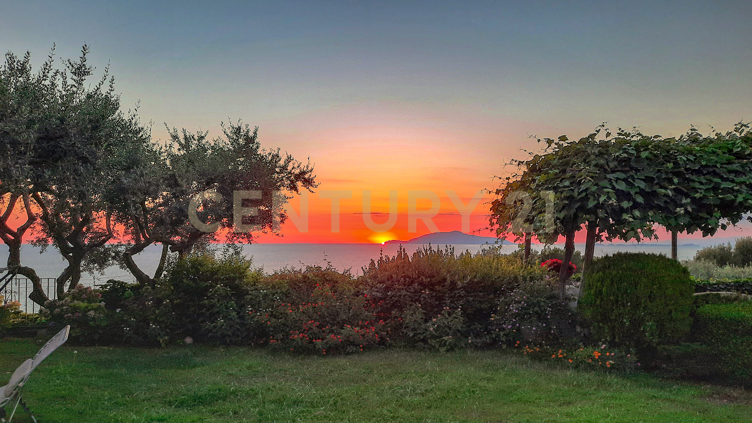 Villa con giardino in strada faro di carena 80, Anacapri