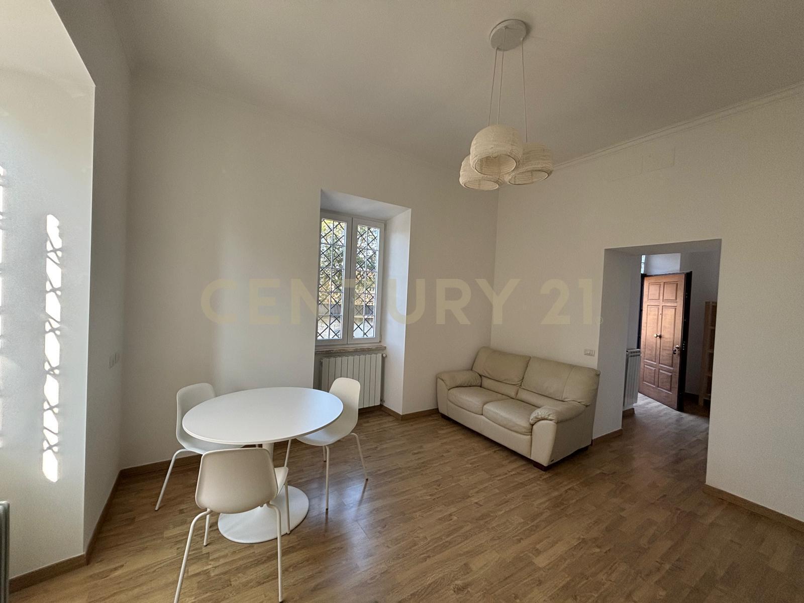 Trilocale in affitto in via di casal selce 525, Roma
