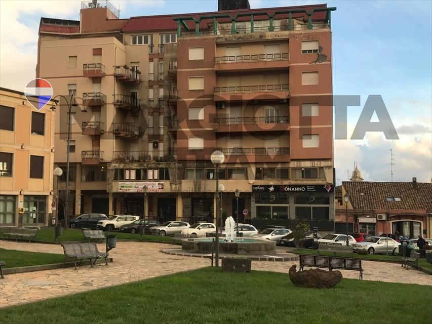 Magazzino da ristrutturare in piazza vittorio emanuele 6, Nicolosi