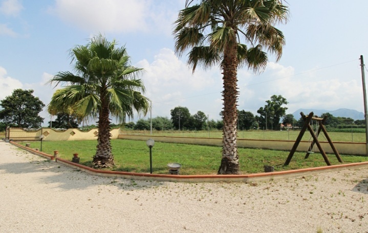 Casa indipendente con giardino in strada circondariale, Terracina