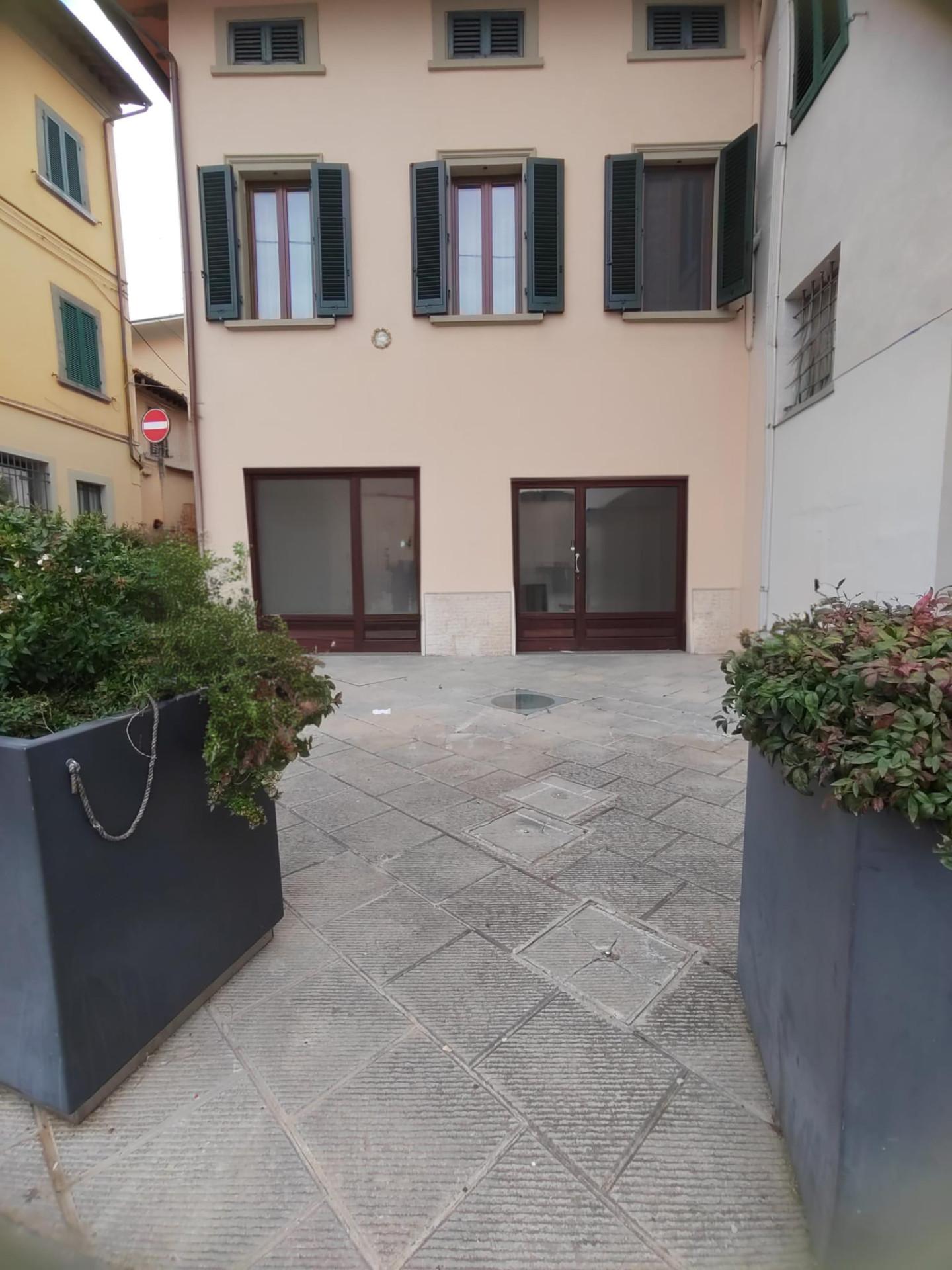 Locale commerciale in affitto a Fucecchio