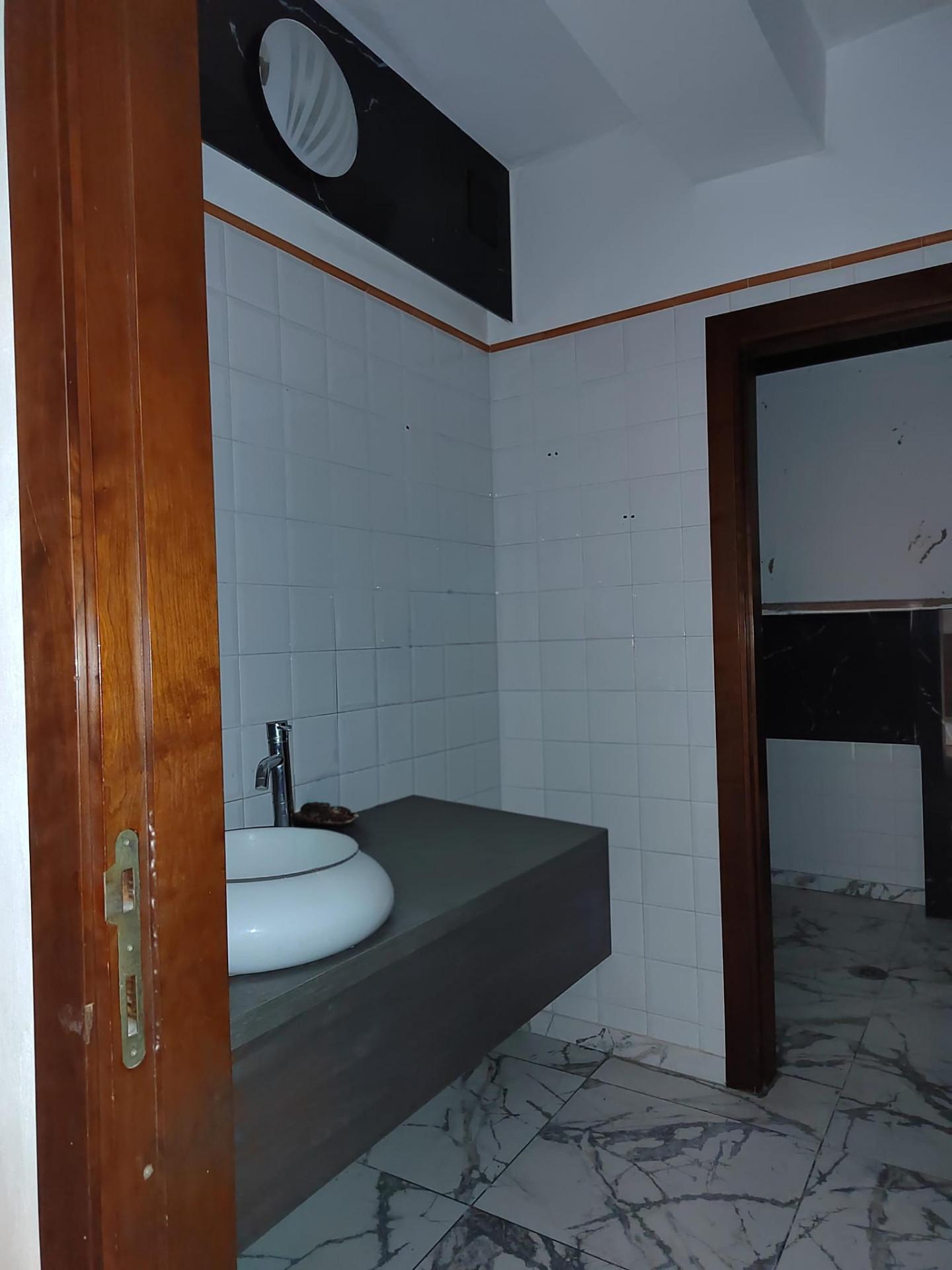 Locale commerciale in affitto a Fucecchio