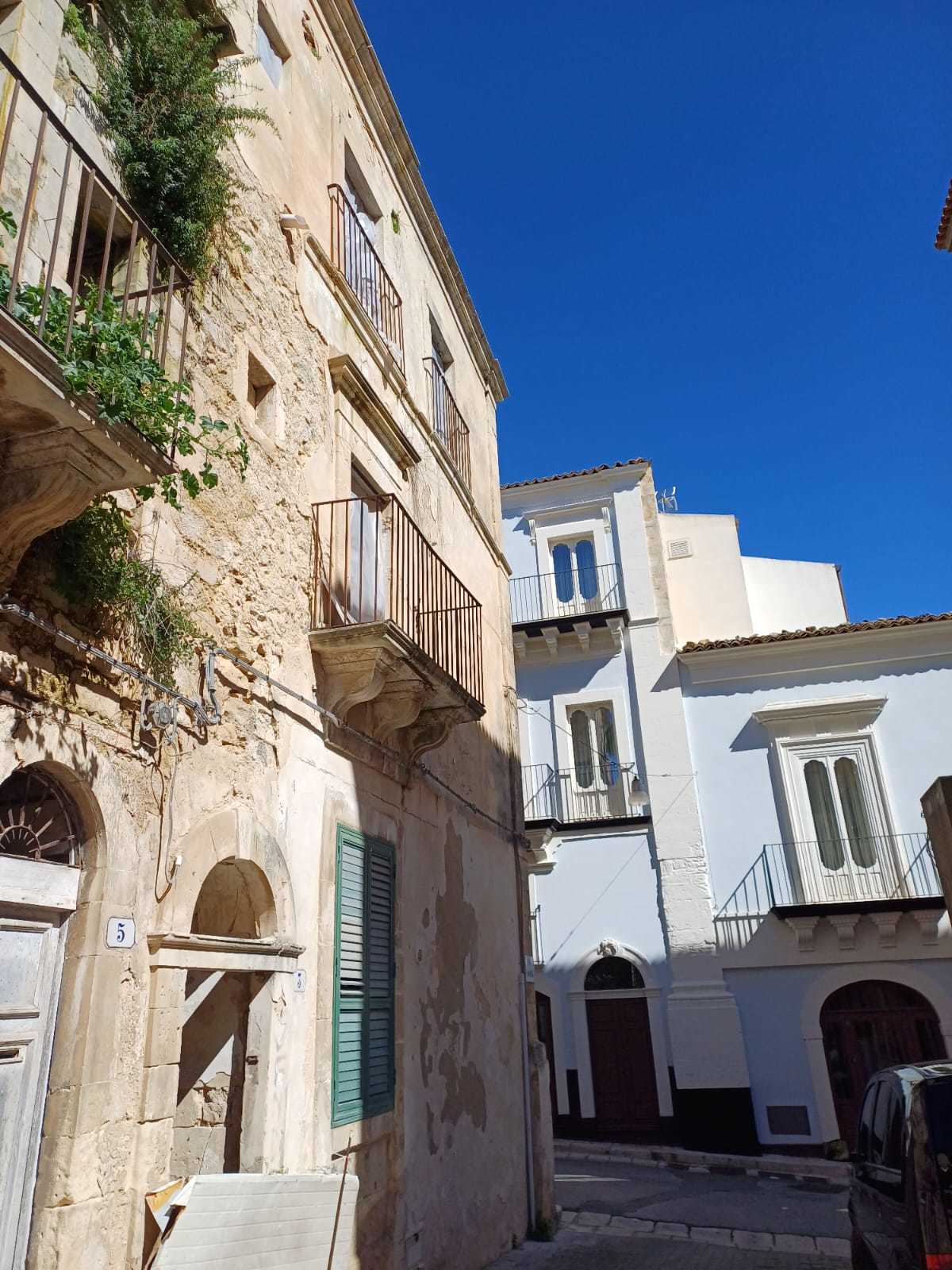 Casa indipendente con terrazzo in via san michele 3, Ragusa