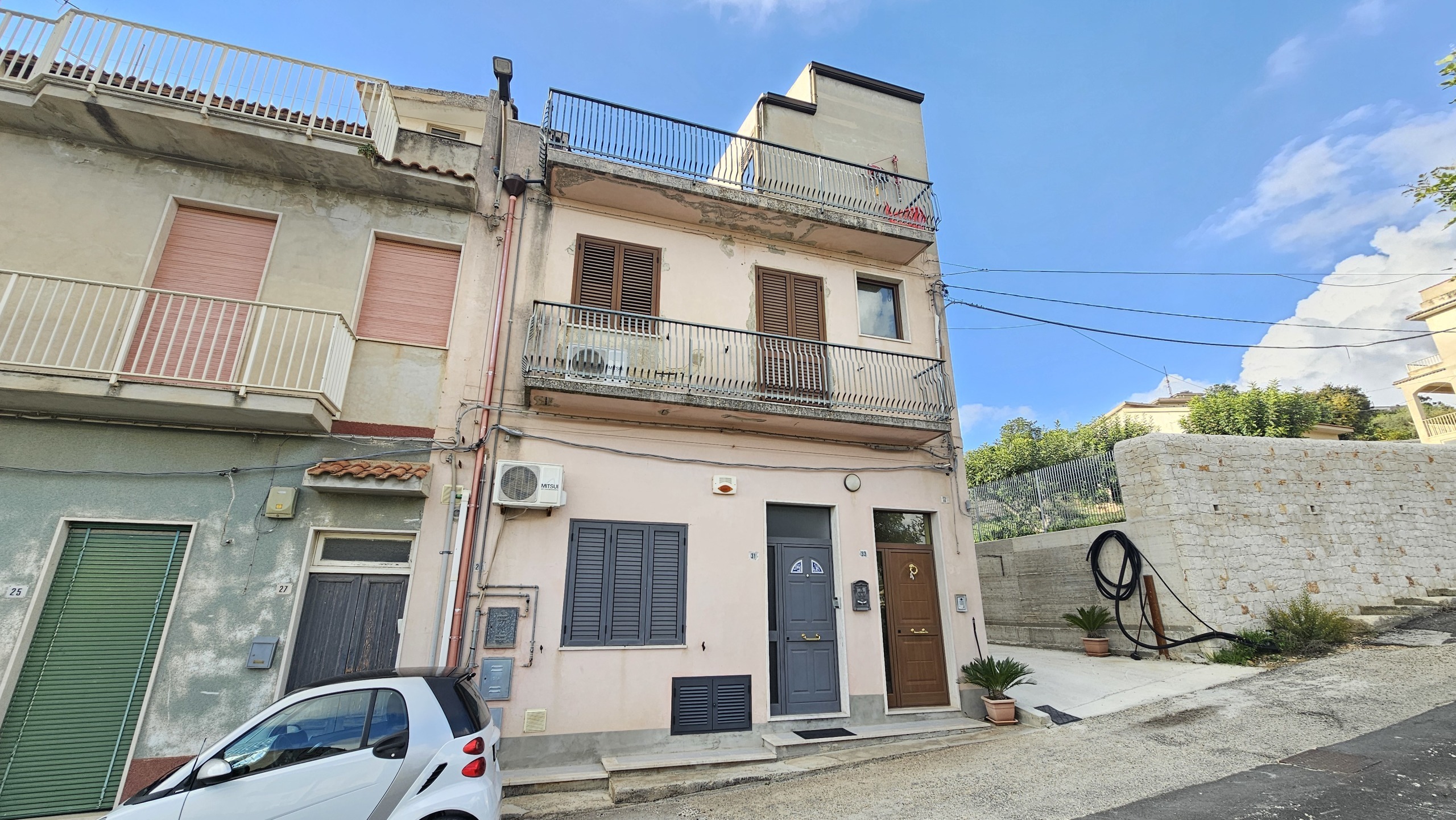 Appartamento con terrazzo in traversa iii destra loreto 27, Modica