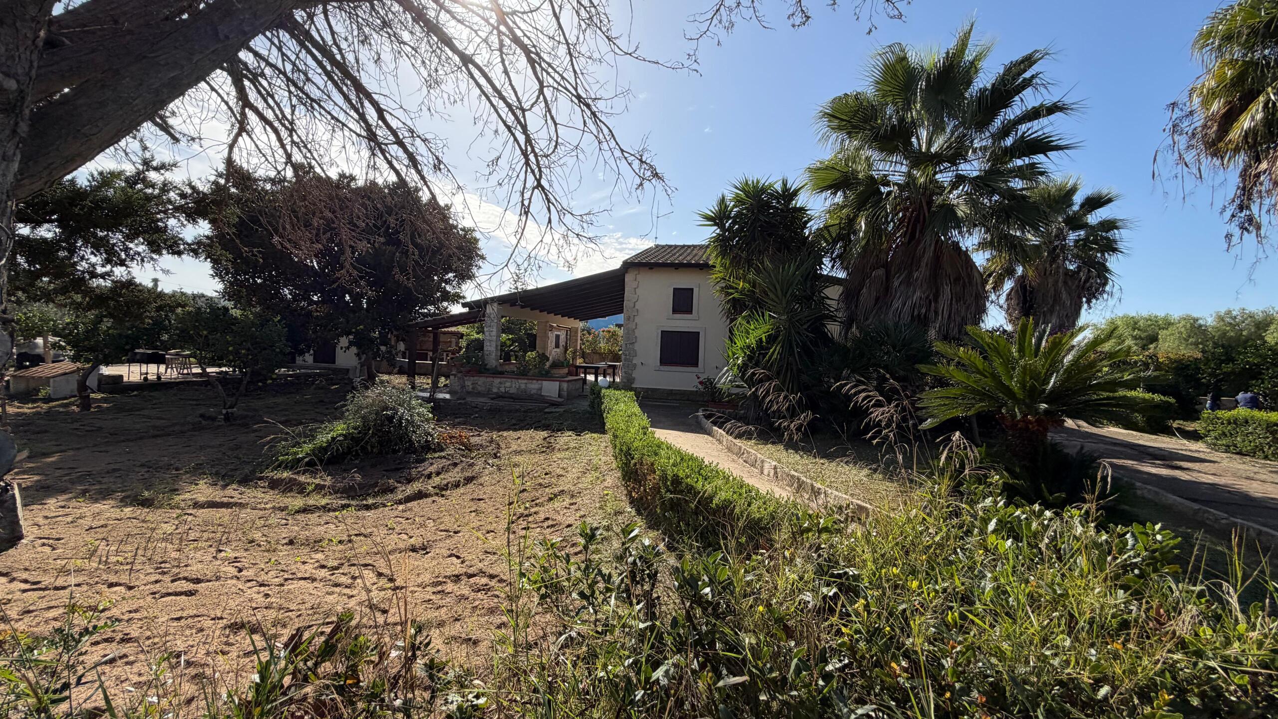 Villa con giardino in via del giglio, Ispica
