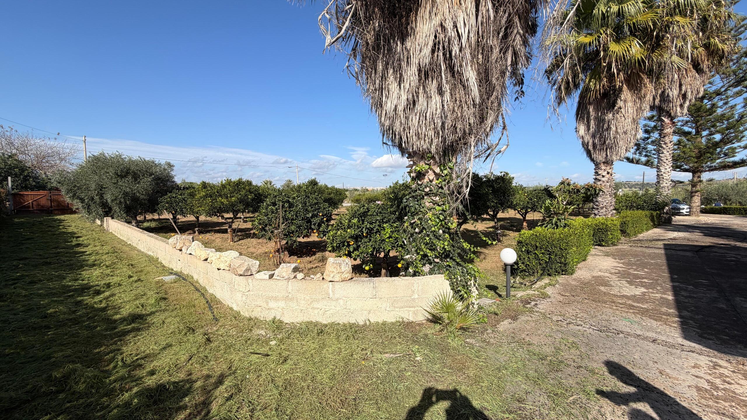 Villa con giardino in via del giglio, Ispica
