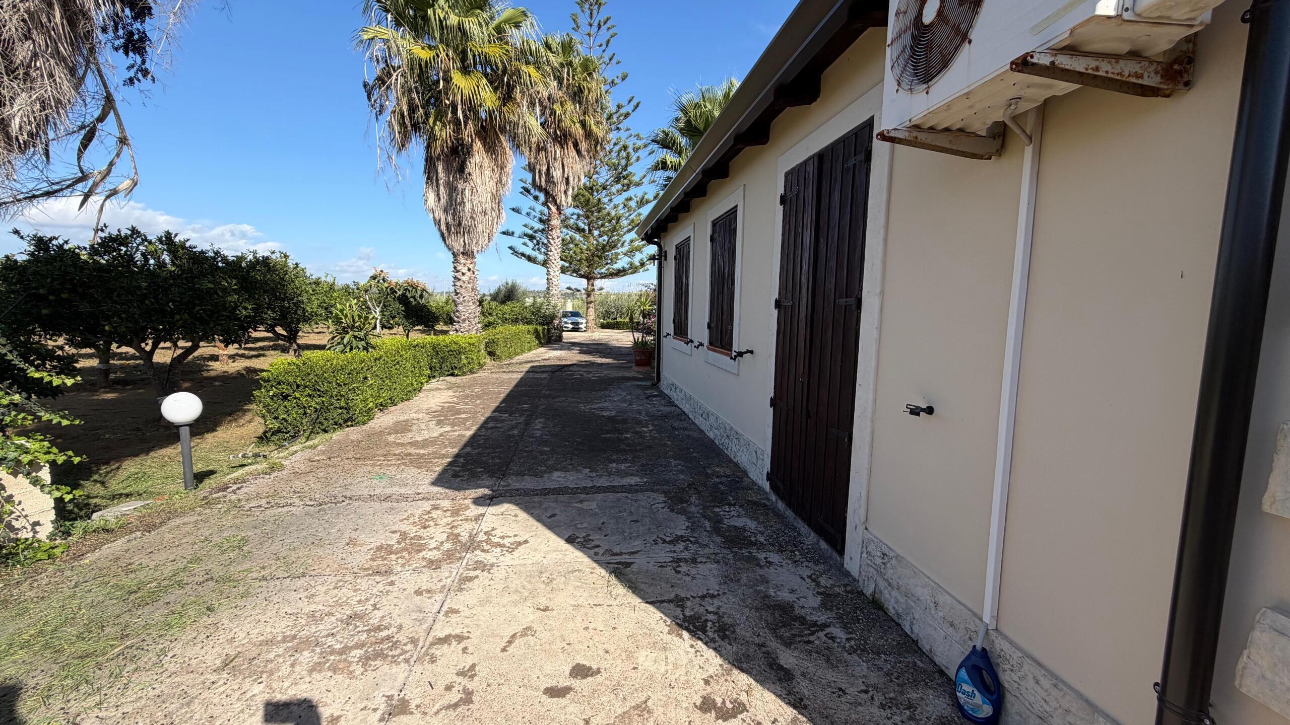 Villa con giardino in via del giglio, Ispica