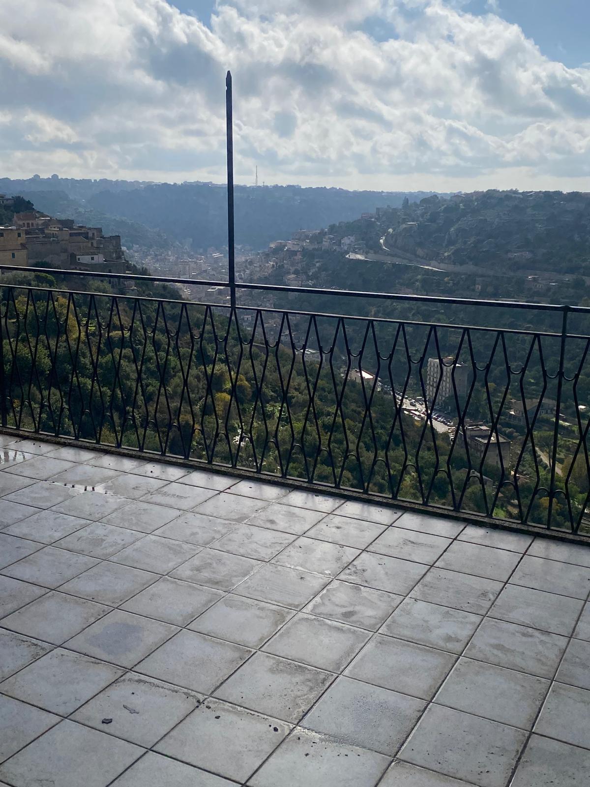 Attico con terrazzi in via loreto, Modica