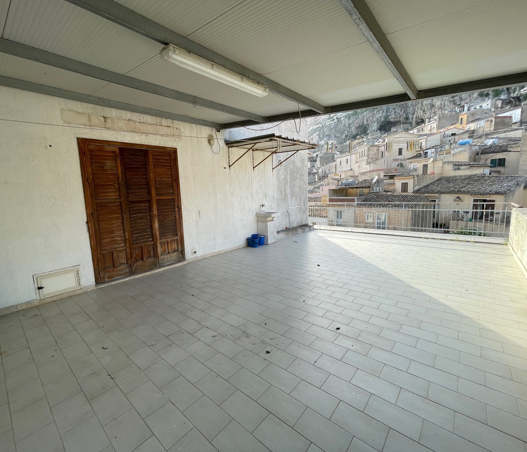 Appartamento con terrazzo, Modica bassa