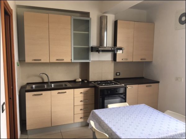 Bilocale con terrazzo, Modica sorda quartiere