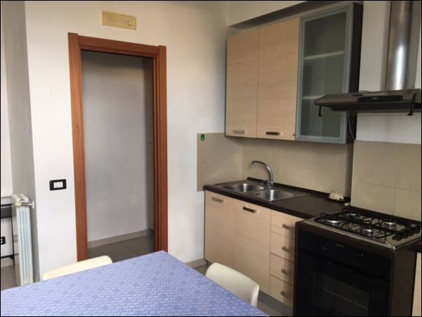 Bilocale con terrazzo, Modica sorda quartiere