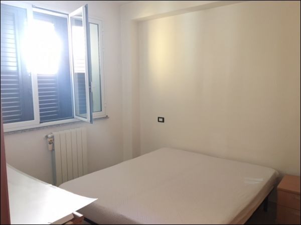 Bilocale con terrazzo, Modica sorda quartiere