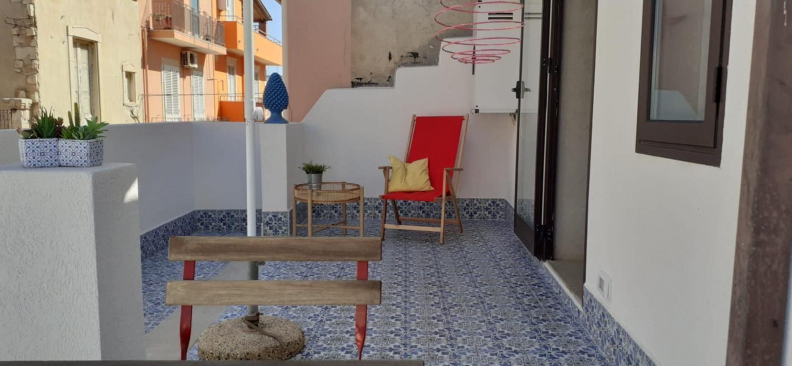 Casa indipendente con terrazzo in via c. colombo 77, Pozzallo