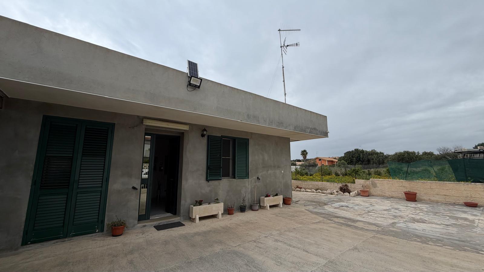 Villa con giardino in via del sambuco, Pozzallo