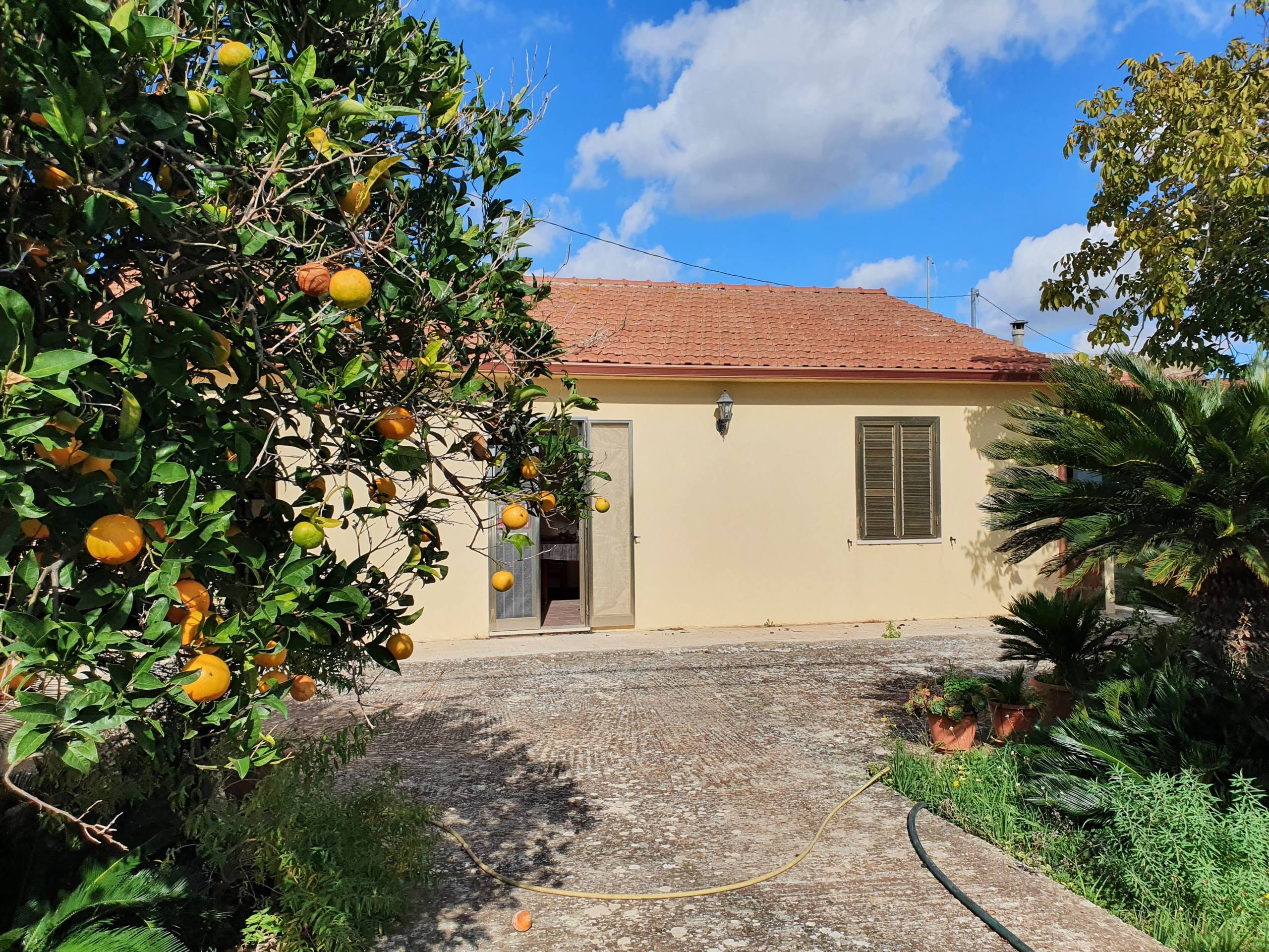 Villa con giardino, Modica sorda periferia