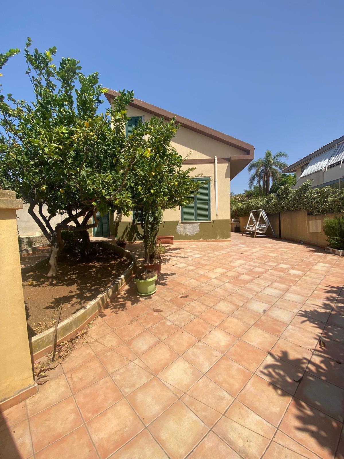Villa con giardino in corso mediterraneo 95, Modica