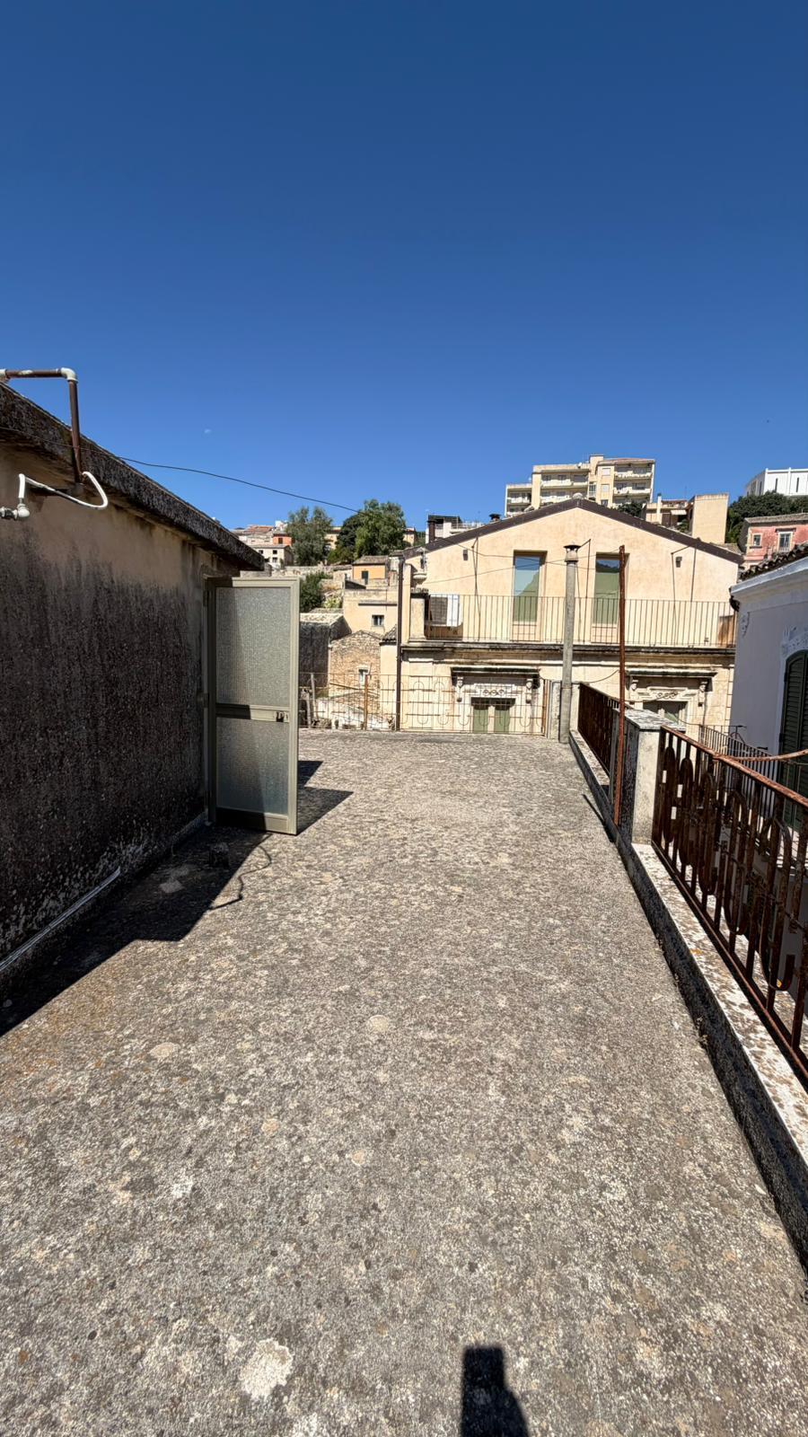 Casa indipendente con terrazzo in via scala, Modica