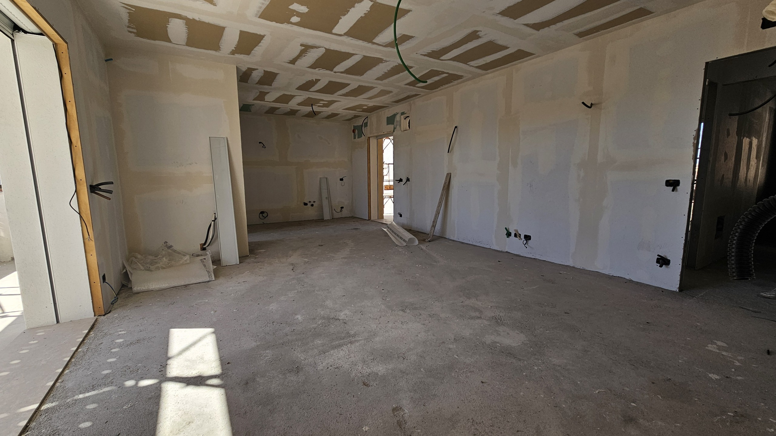 Trilocale nuovo, Modica sorda quartiere