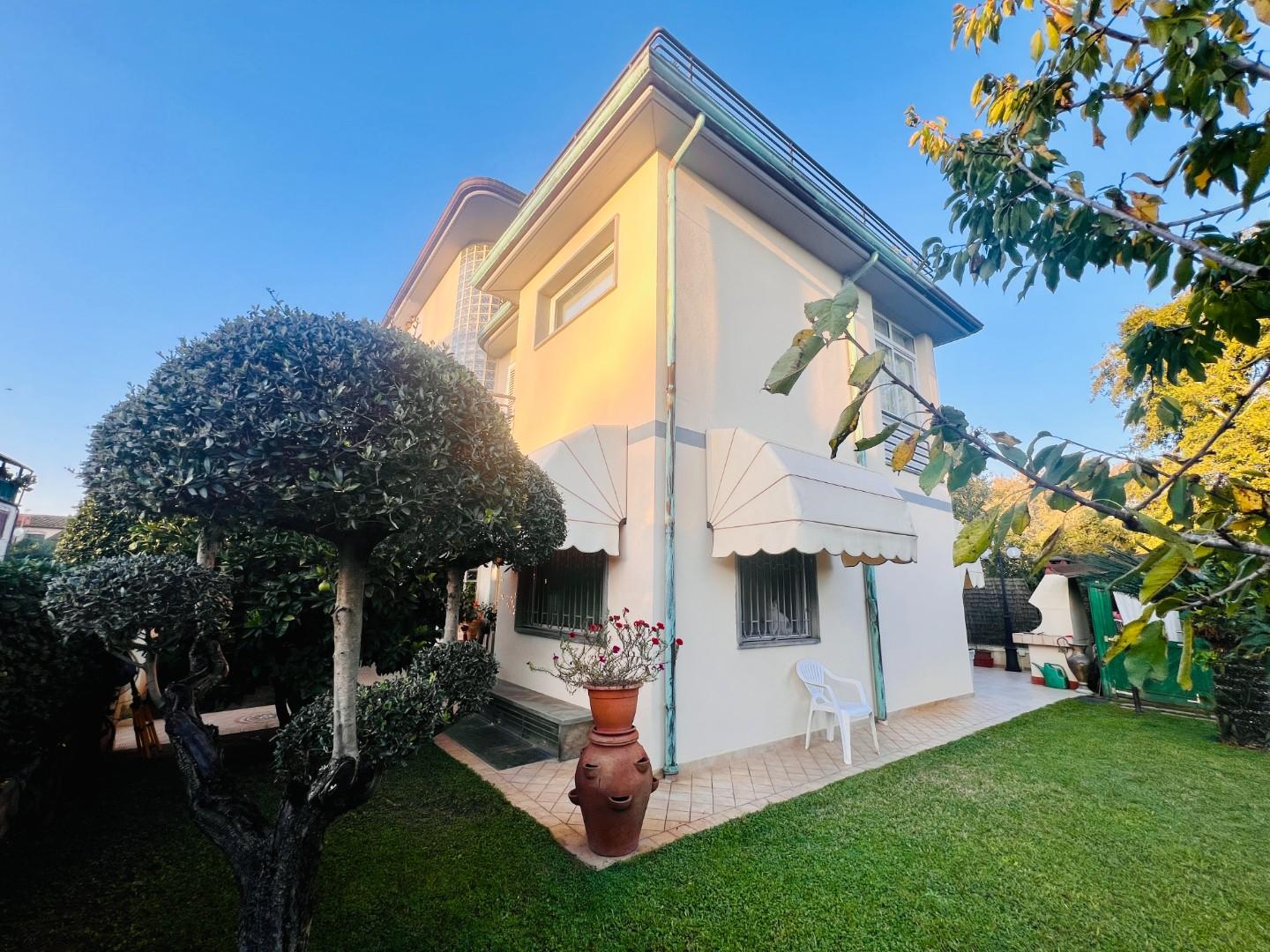 Villa Bifamiliare con giardino, Viareggio torre del lago puccini