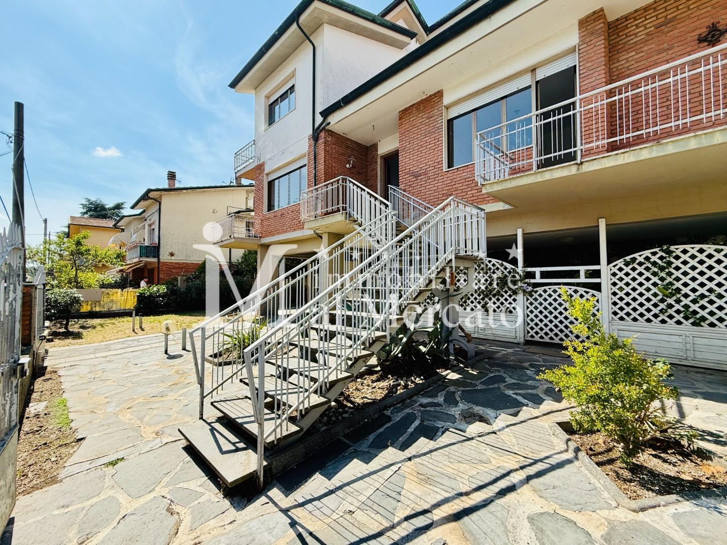 casa indipendente in vendita a Viareggio in zona Campo d'Aviazione
