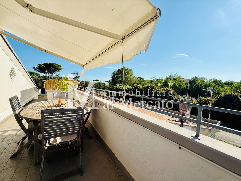 Bilocale con terrazzo, Viareggio torre del lago zona mare