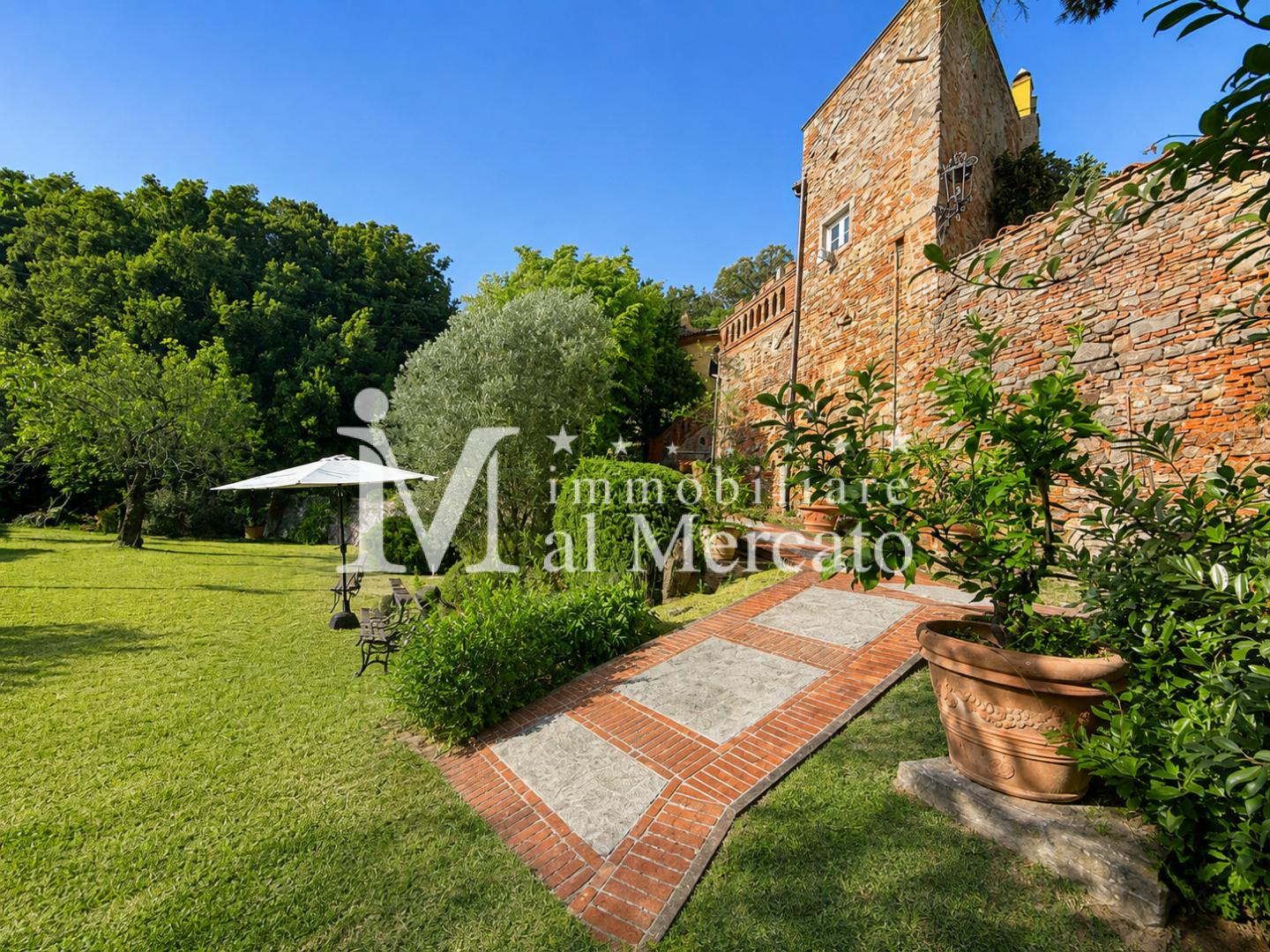 Villa con giardino a Montecarlo