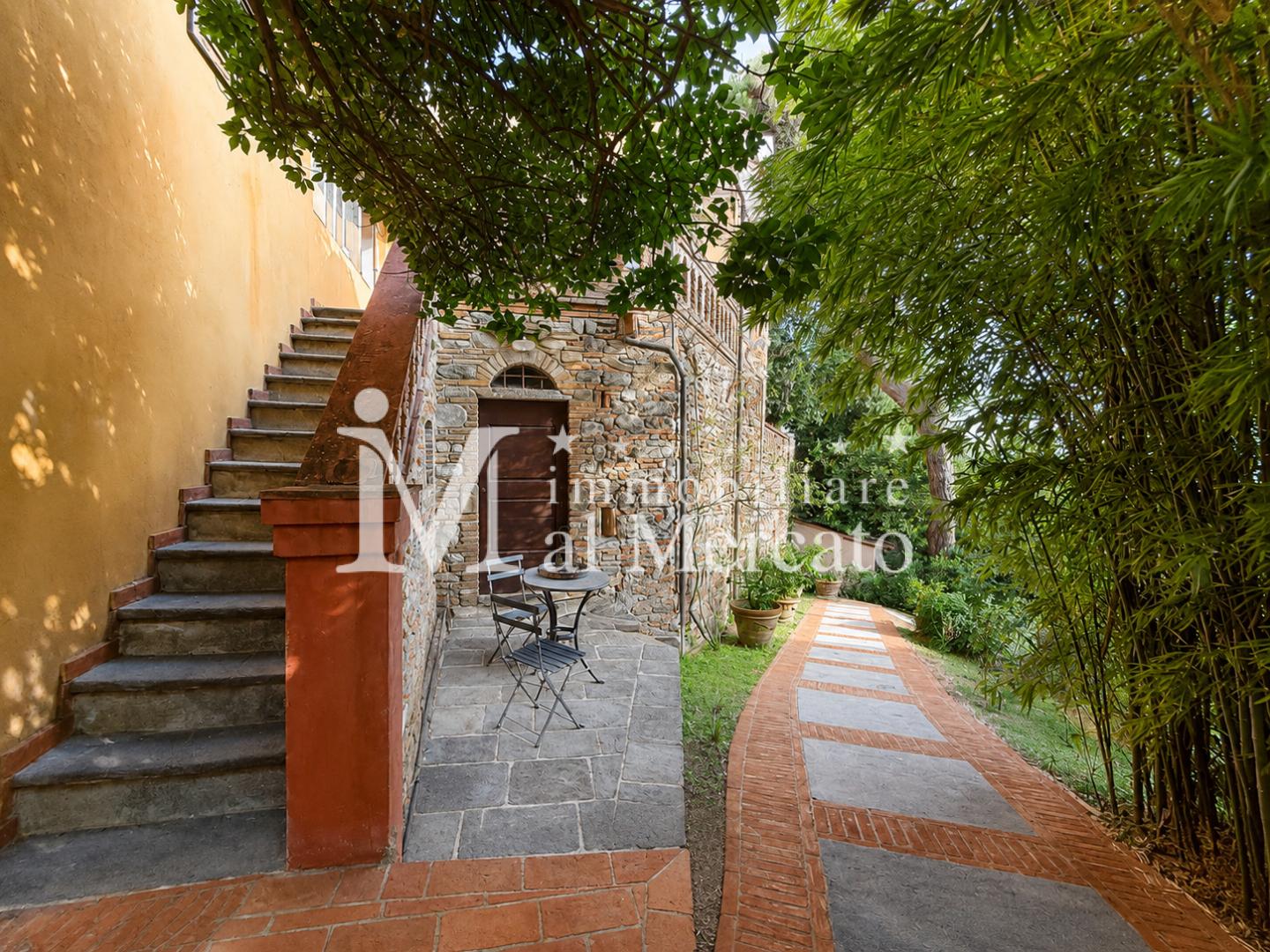 Villa con giardino a Montecarlo