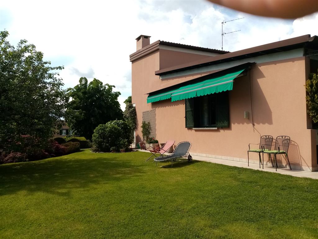 Villa Bifamiliare con giardino, Casnate con Bernate centro