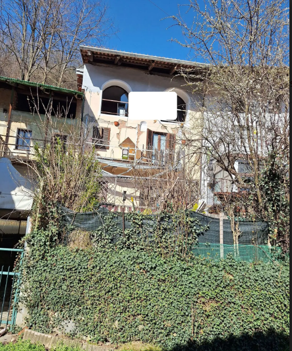 Stabile/Palazzo da ristrutturare a Front