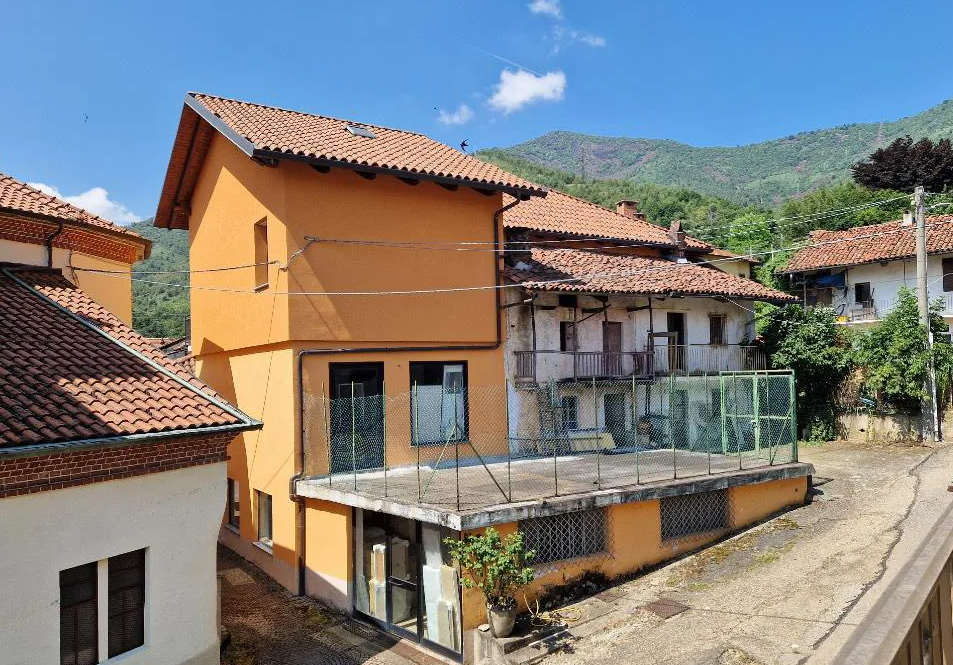 Stabile/Palazzo da ristrutturare a Vallo Torinese