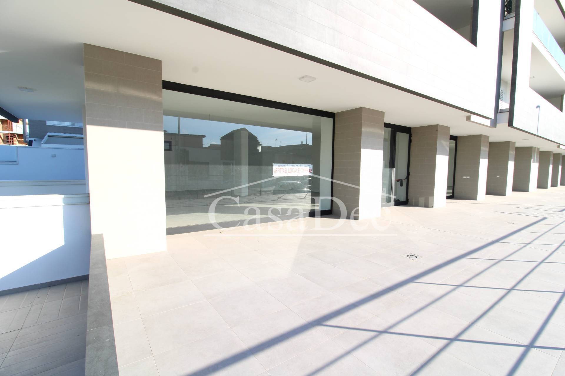 Locale commerciale in affitto a Parete