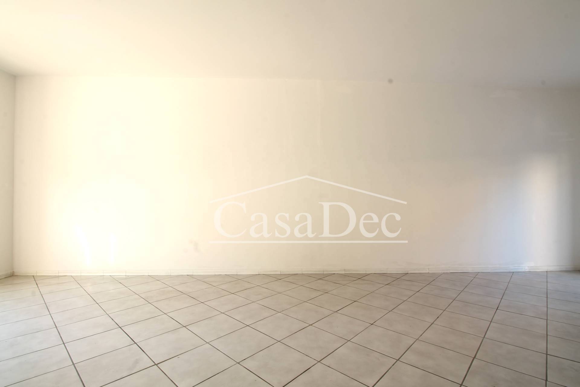 Locale commerciale in vendita a Trentola-Ducenta