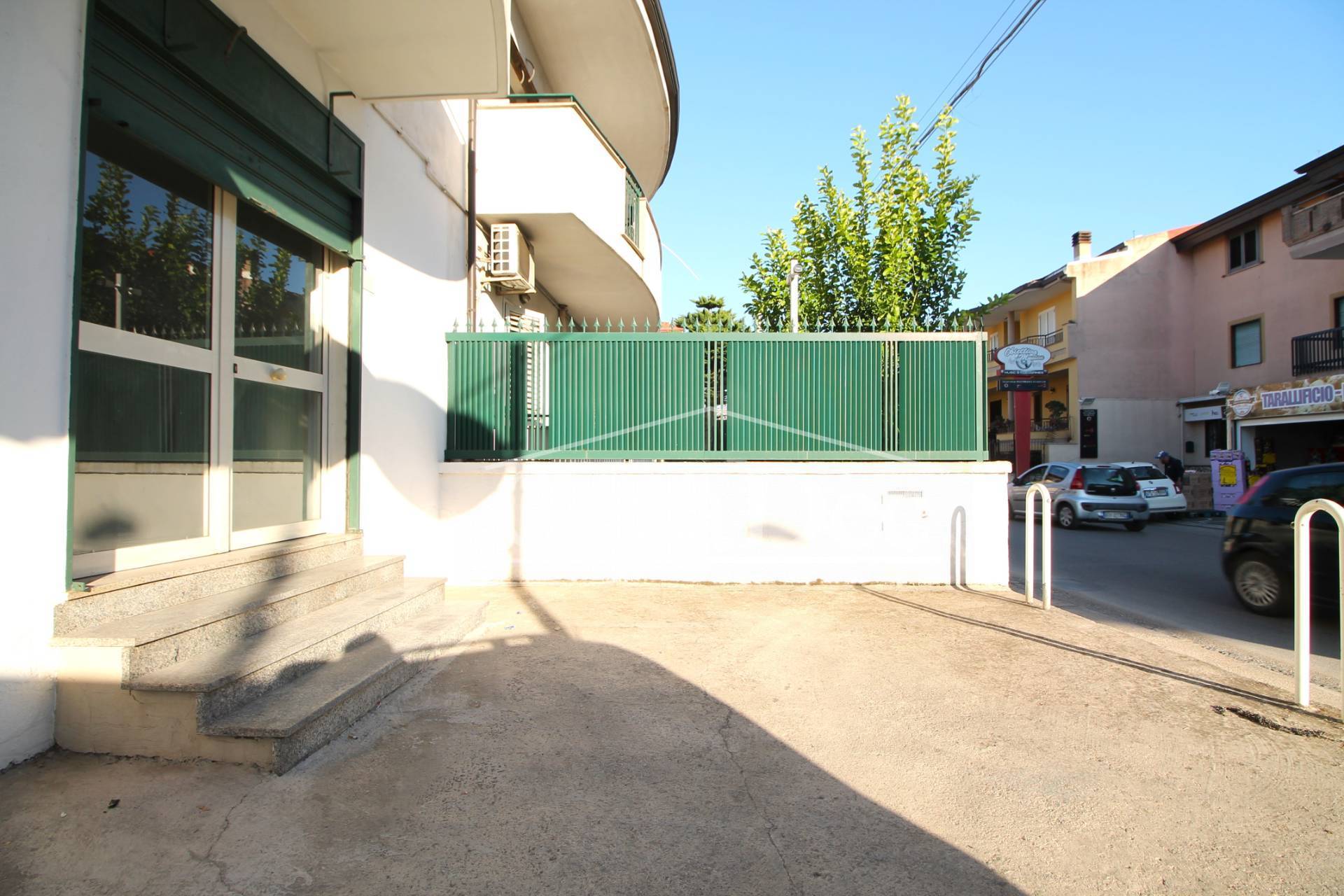 Locale commerciale in vendita a Trentola-Ducenta