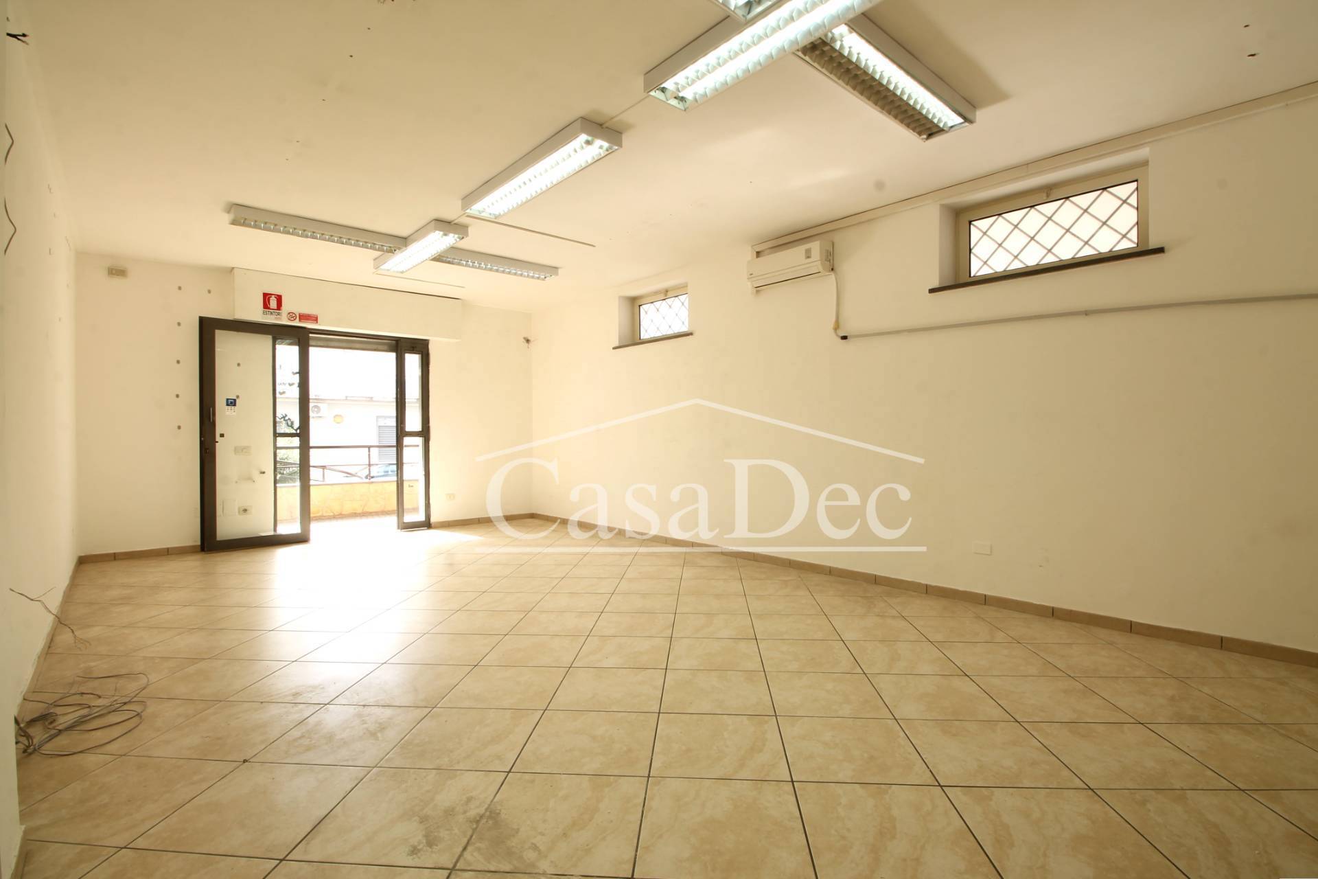 Locale commerciale in affitto a Trentola-Ducenta