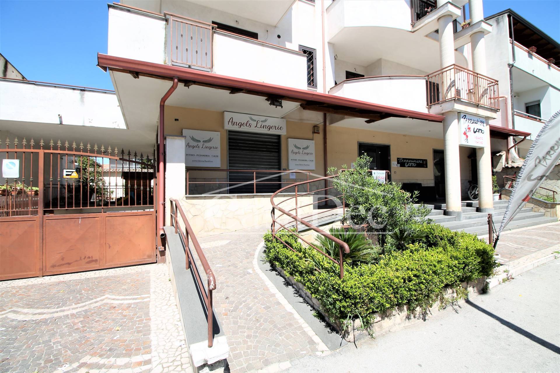 Locale commerciale in affitto a Trentola-Ducenta