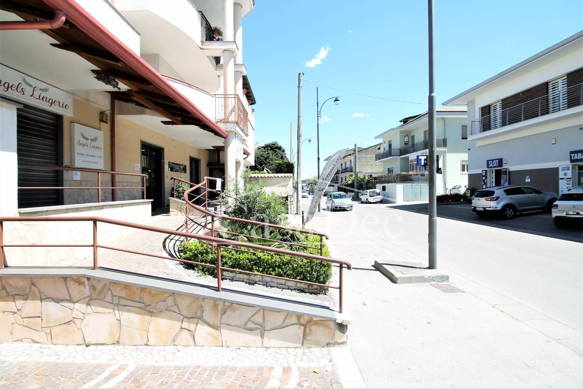 Locale commerciale in affitto a Trentola-Ducenta