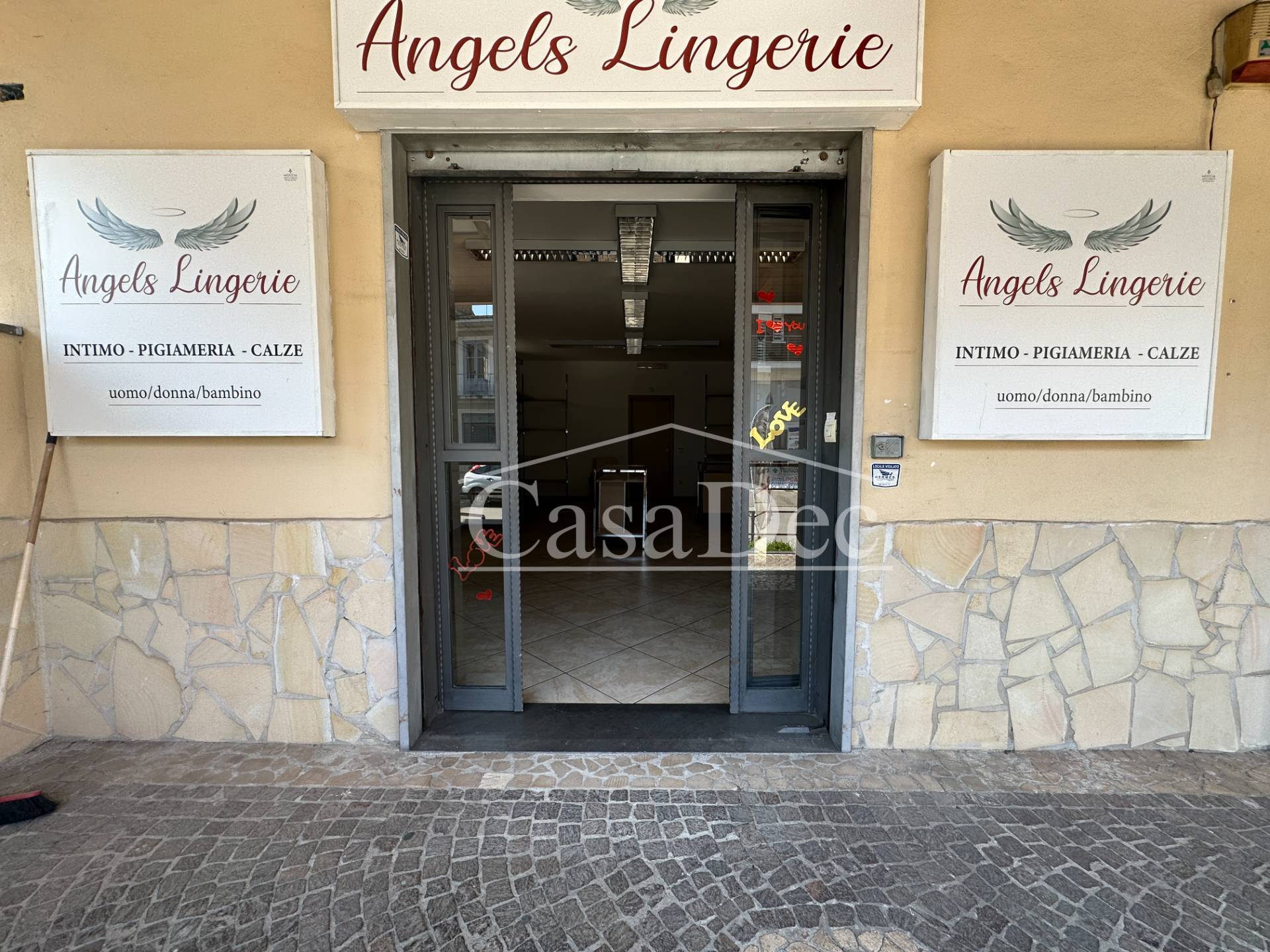 Locale commerciale in affitto a Trentola-Ducenta
