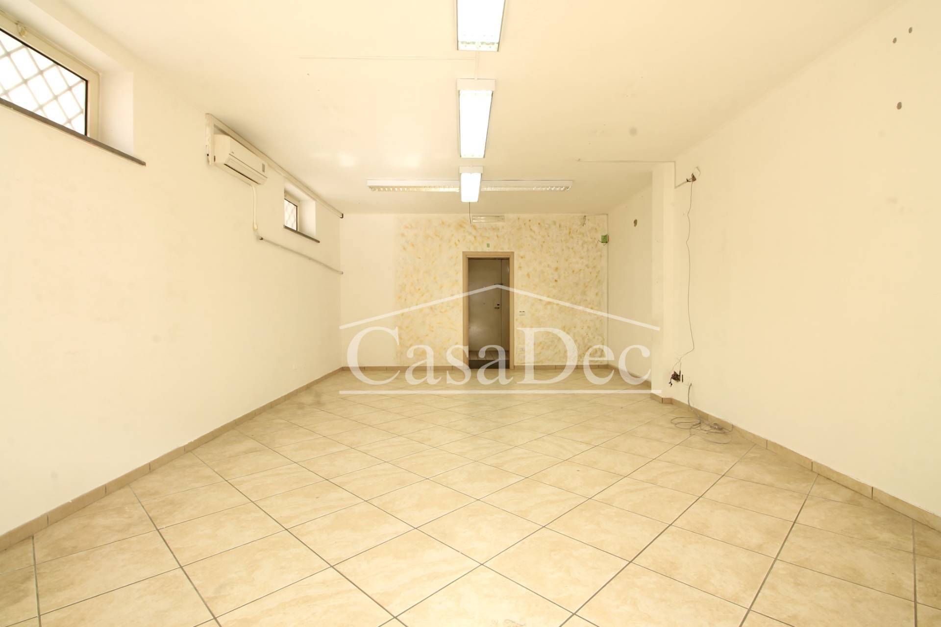 Locale commerciale in affitto a Trentola-Ducenta