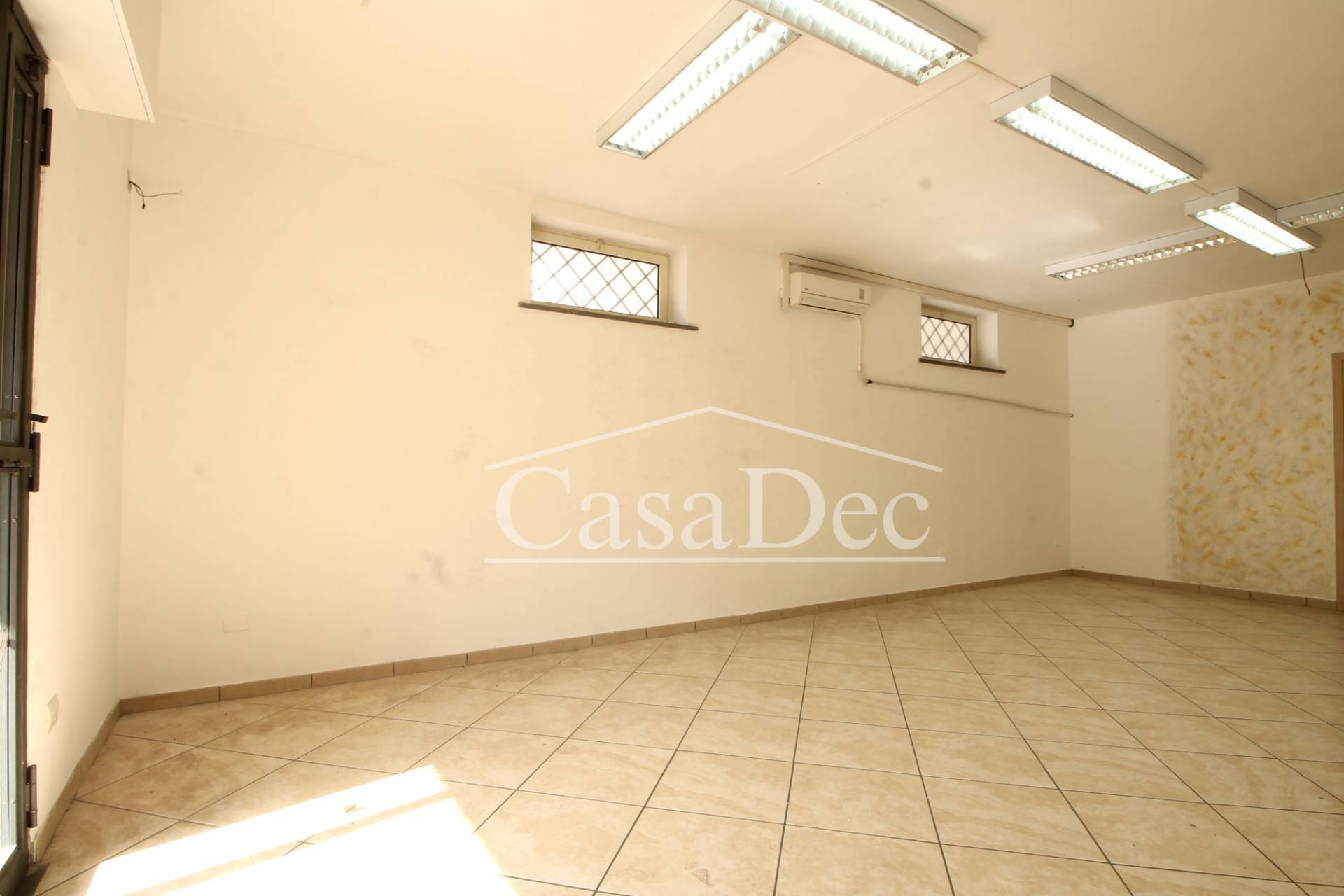 Locale commerciale in affitto a Trentola-Ducenta