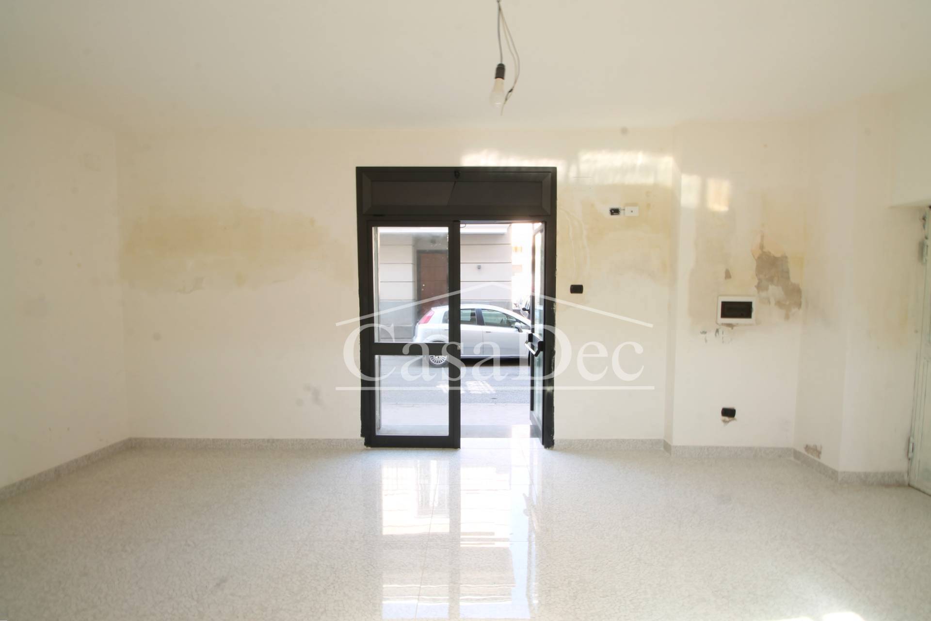 Locale commerciale in affitto a Trentola-Ducenta