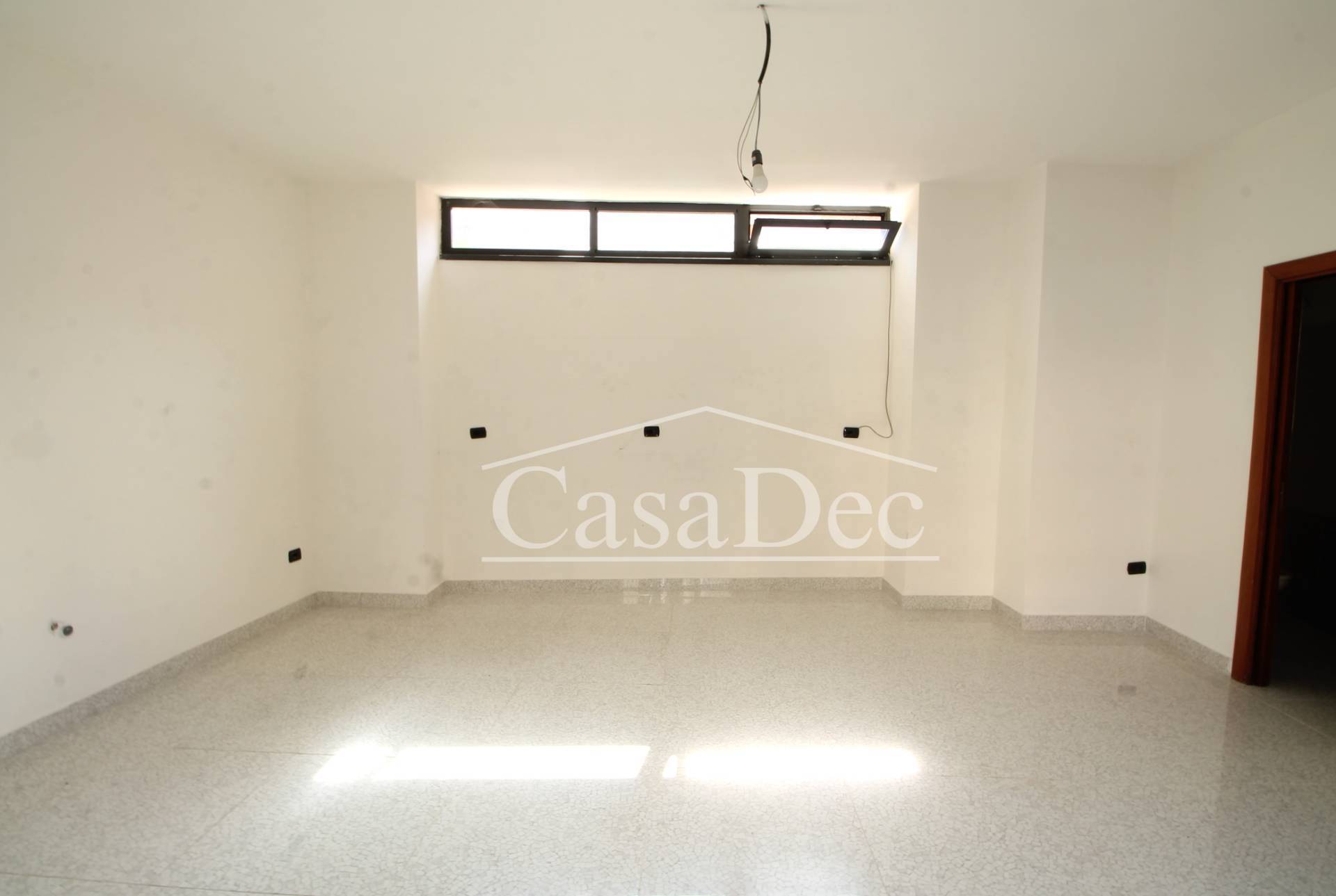 Locale commerciale in affitto a Trentola-Ducenta