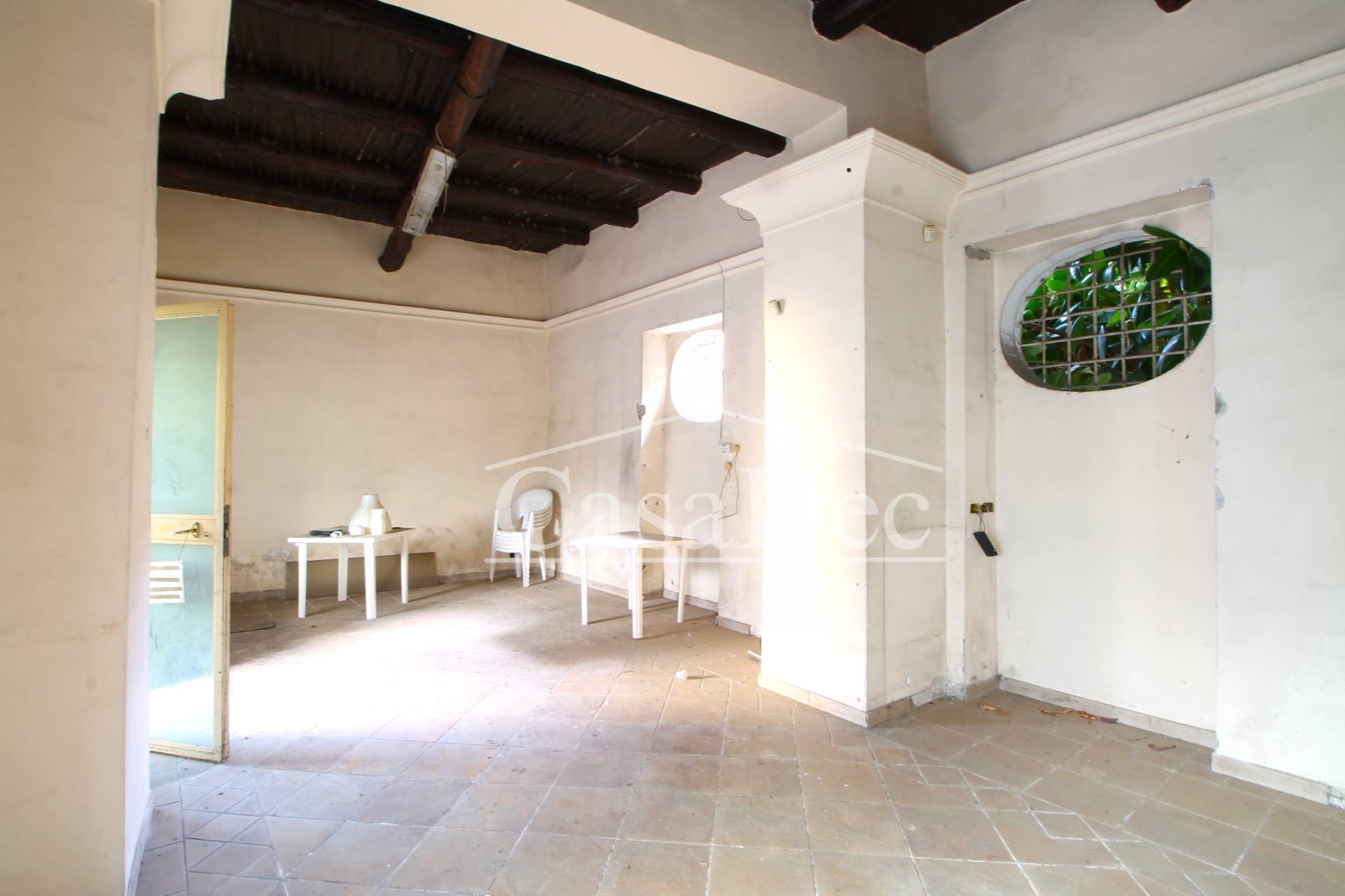 Locale commerciale in affitto a Trentola-Ducenta