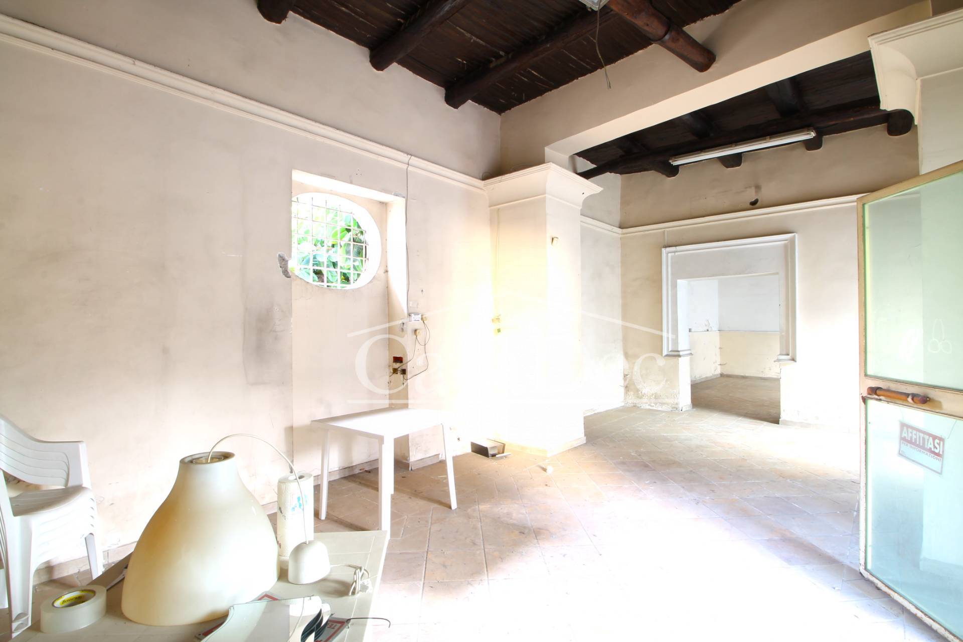 Locale commerciale in affitto a Trentola-Ducenta